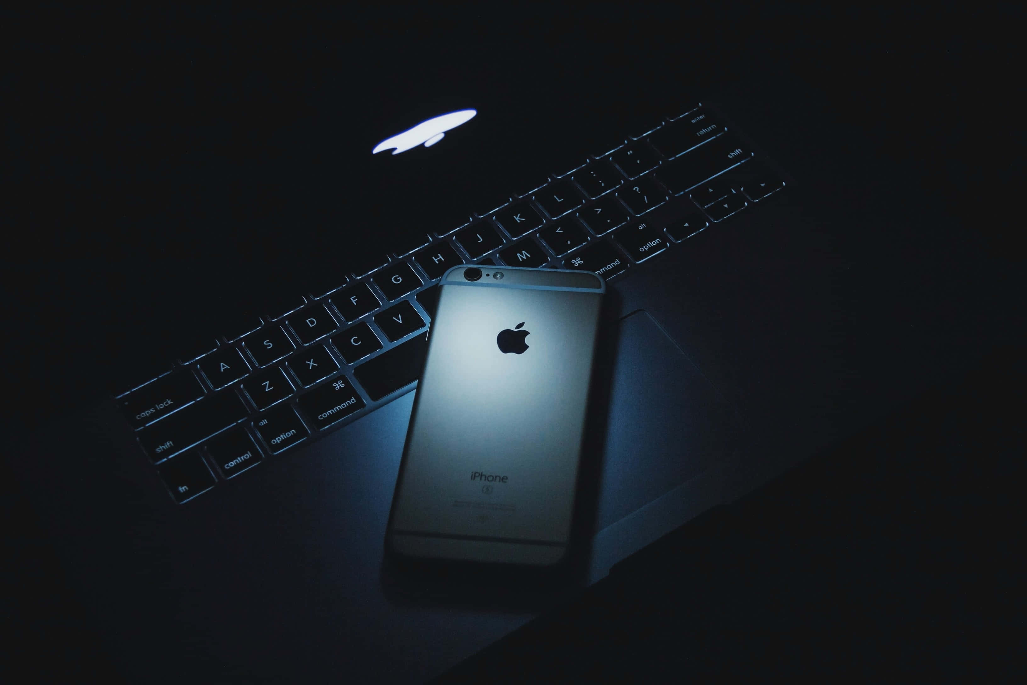 Furahia Matumizi ya MacBook Yenye Faraja Picha ya Ukuta