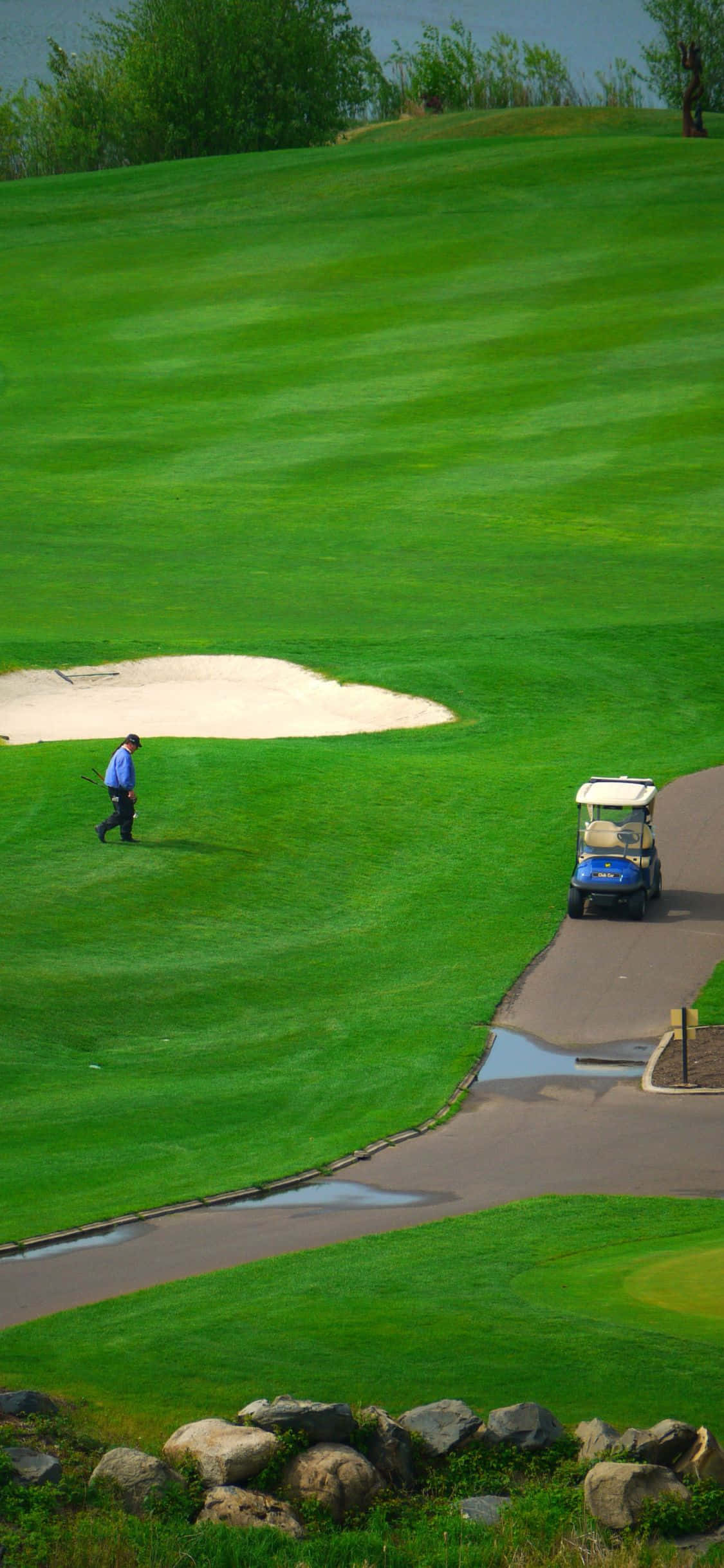 Furahia mchezo wa golf wenye utulivu mbele ya mandhari ya kusisimua Picha ya Ukuta