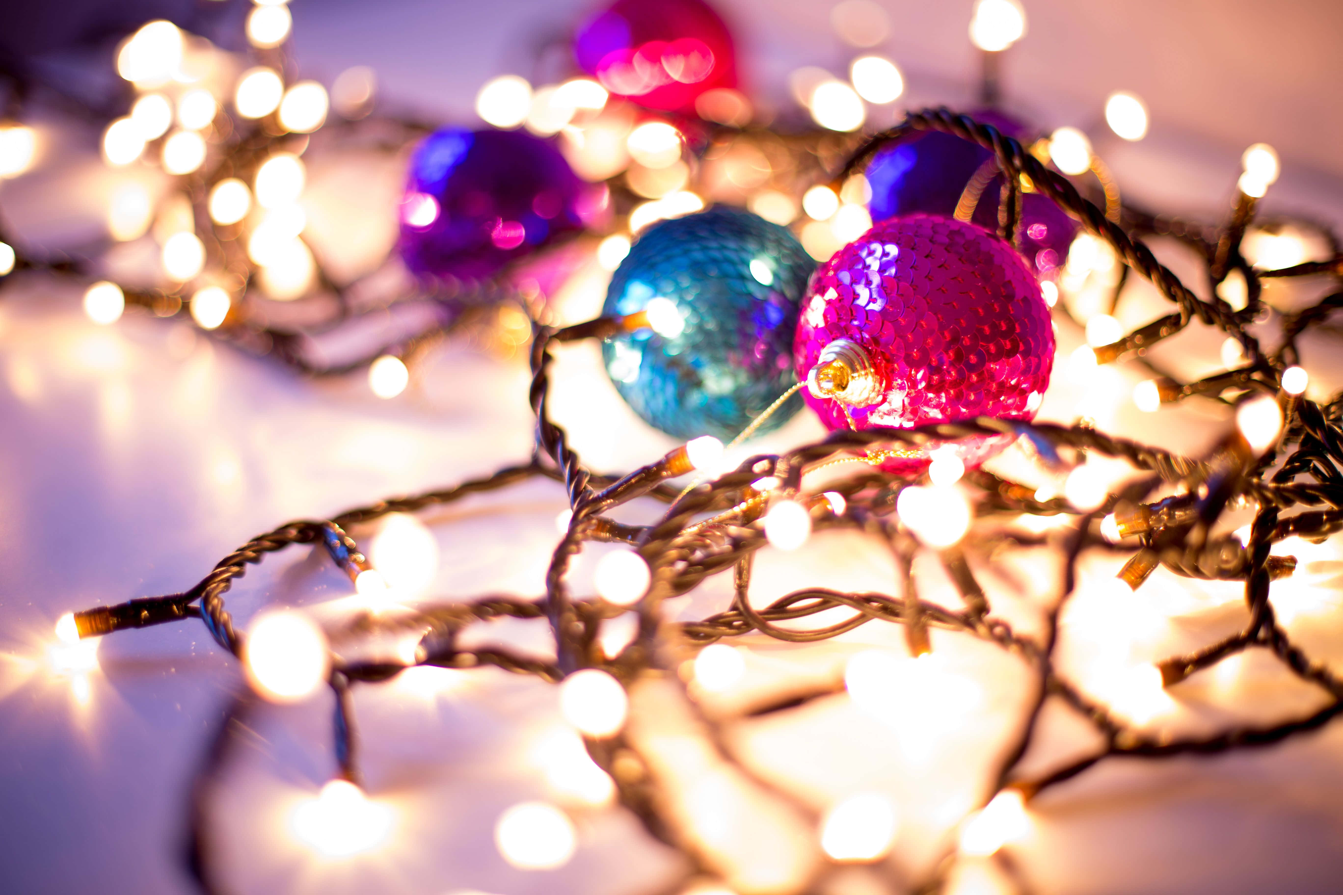 Furahia msimu wa sikukuu na taa nzuri za Krismasi! Picha ya Ukuta