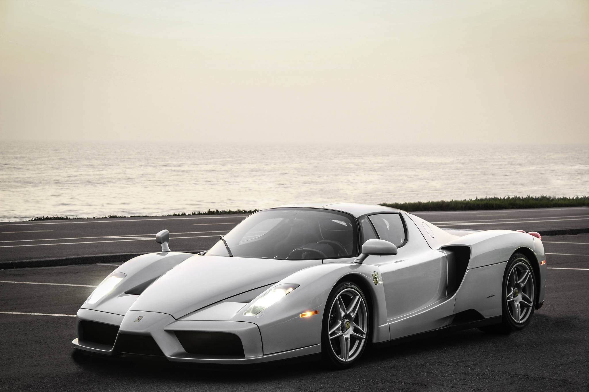 Furahia msisimko wa kuendesha Ferrari ya kifahari Picha ya Ukuta