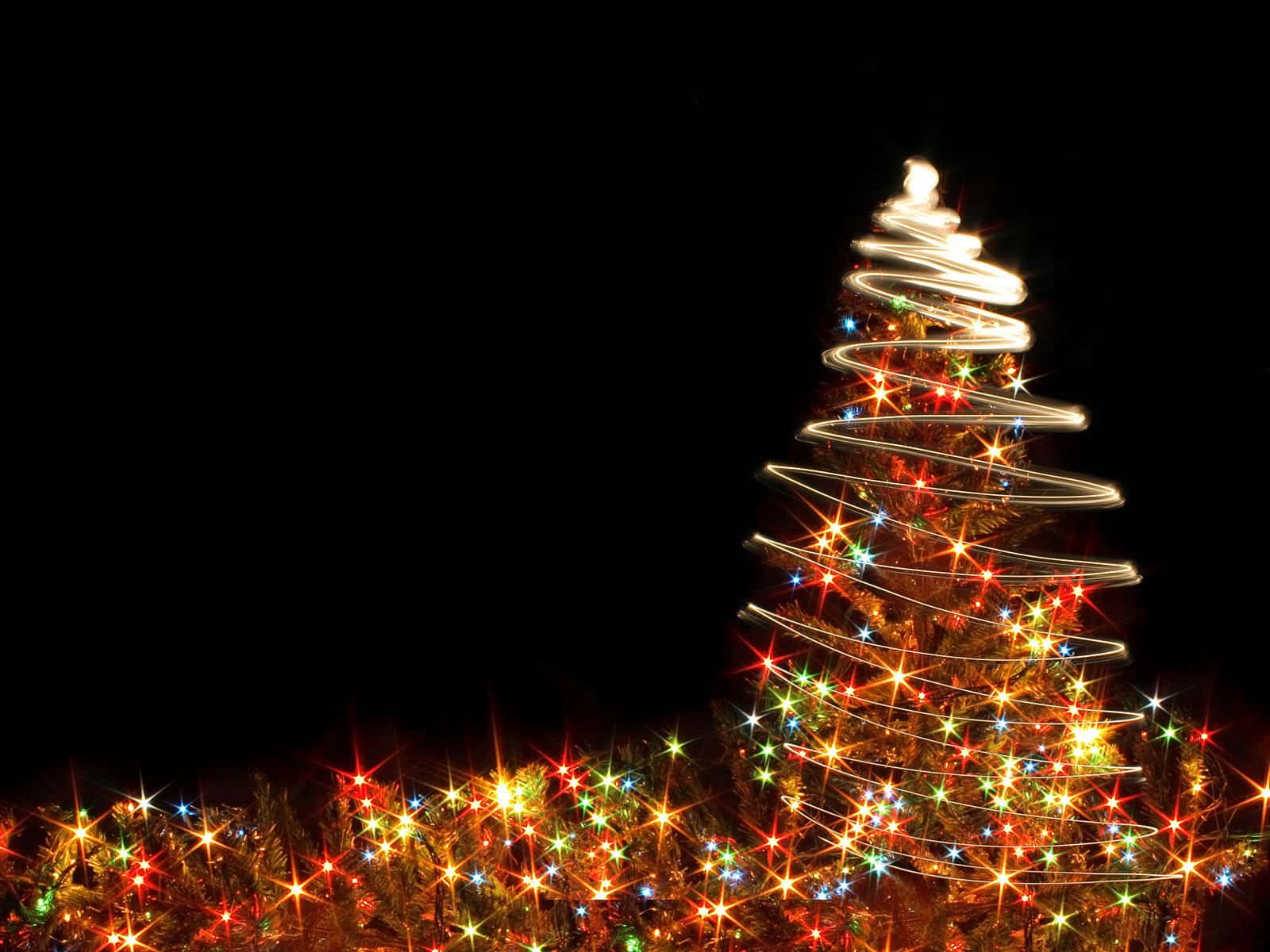 Furahia Roho ya Krismasi na Familia Yako – Taa za Krismasi Ziangaze Nyumbani Kwako Picha ya Ukuta