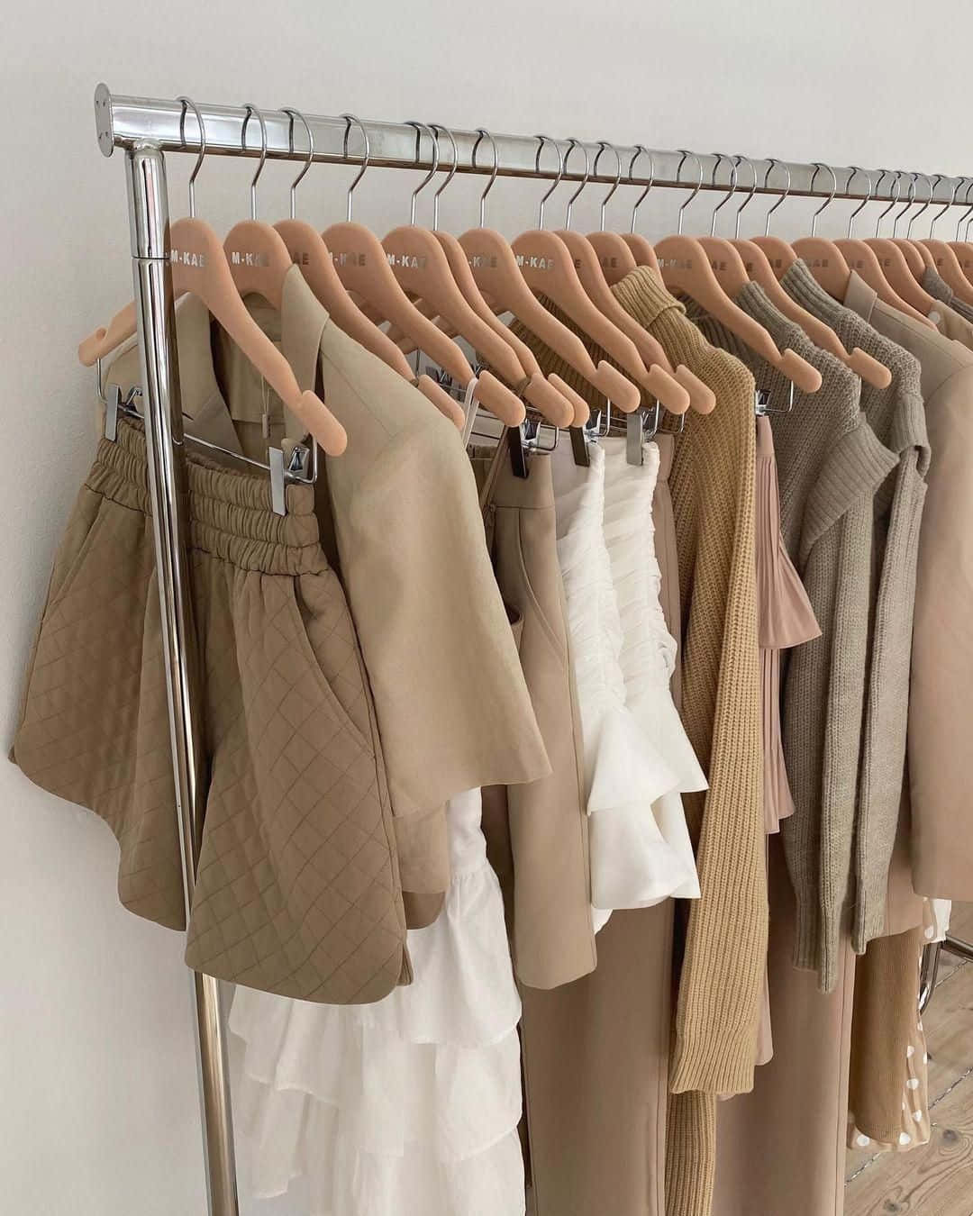 Furahia uzuri wa upole wa Aesthetic Beige Picha ya Ukuta