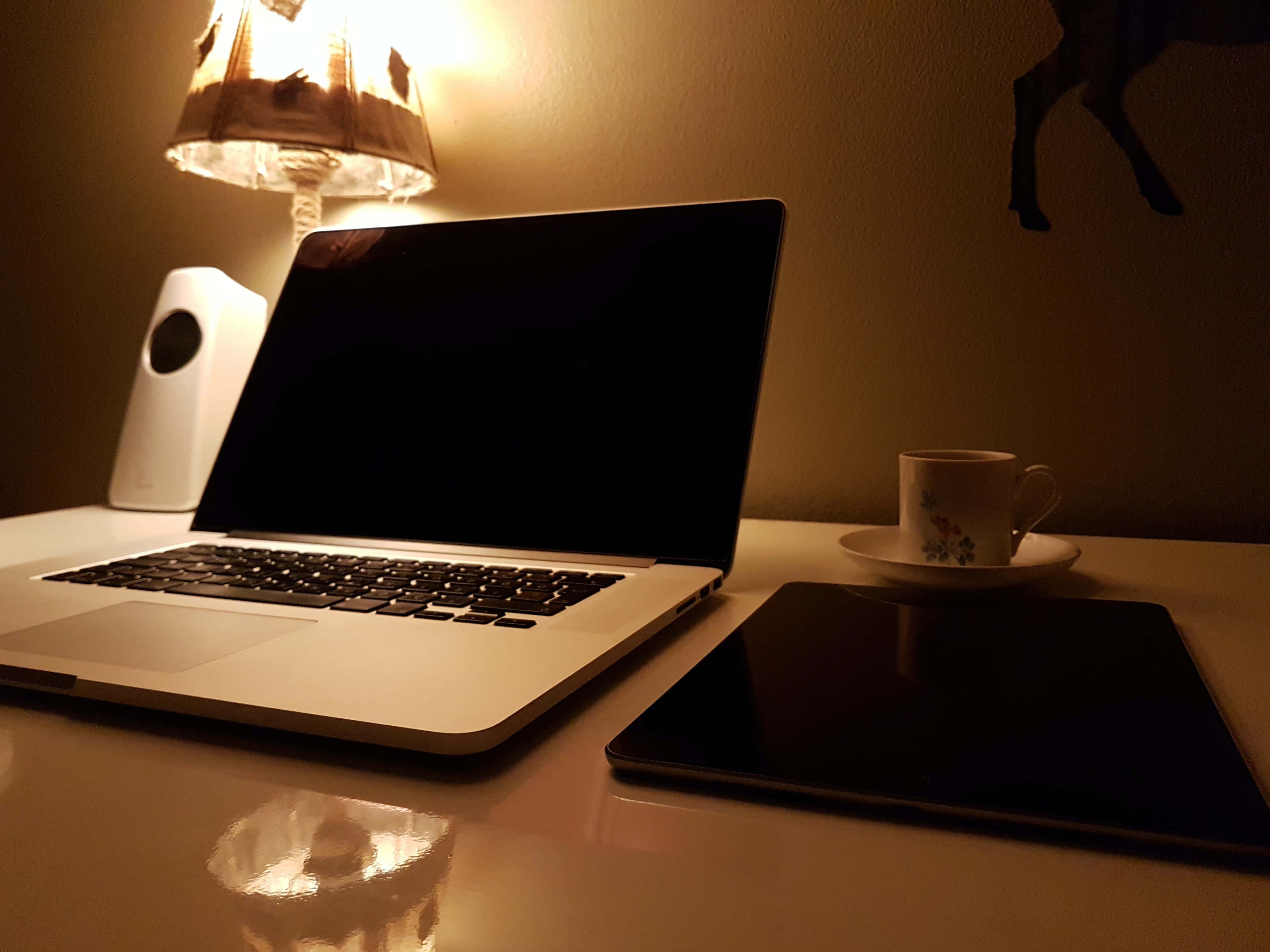 Furahia uzuri wa Macbook hii ya Kisanii Picha ya Ukuta
