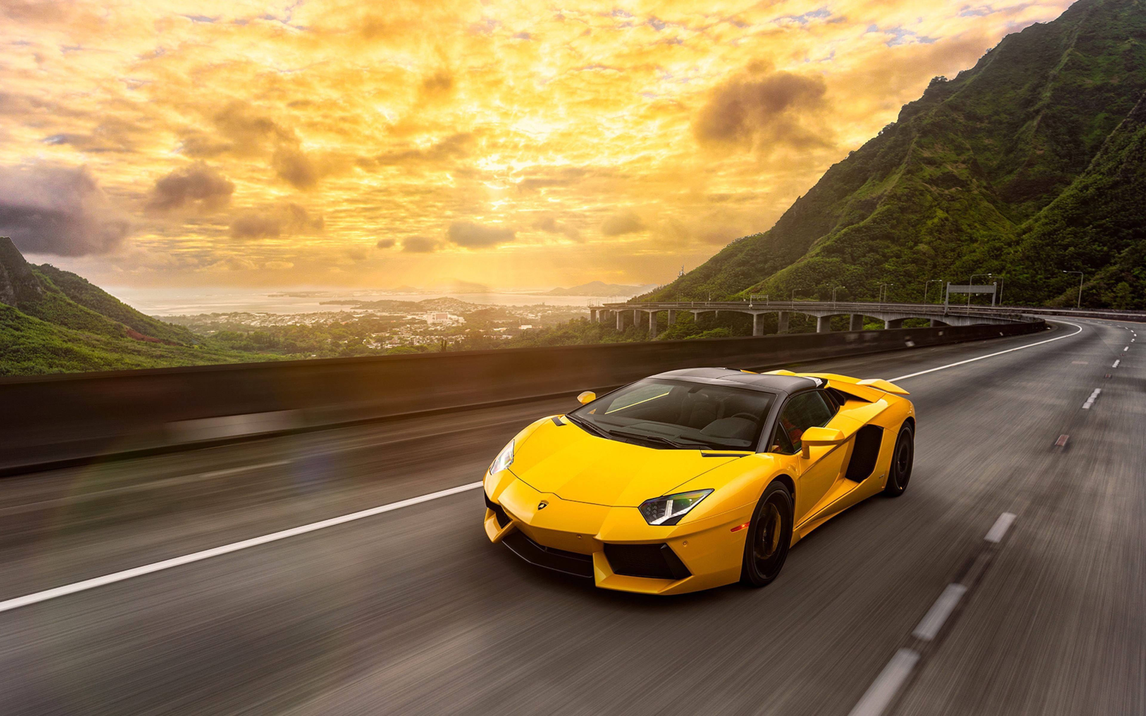 Gari 4K la Lamborghini Aventador la Manjano Picha ya Ukuta