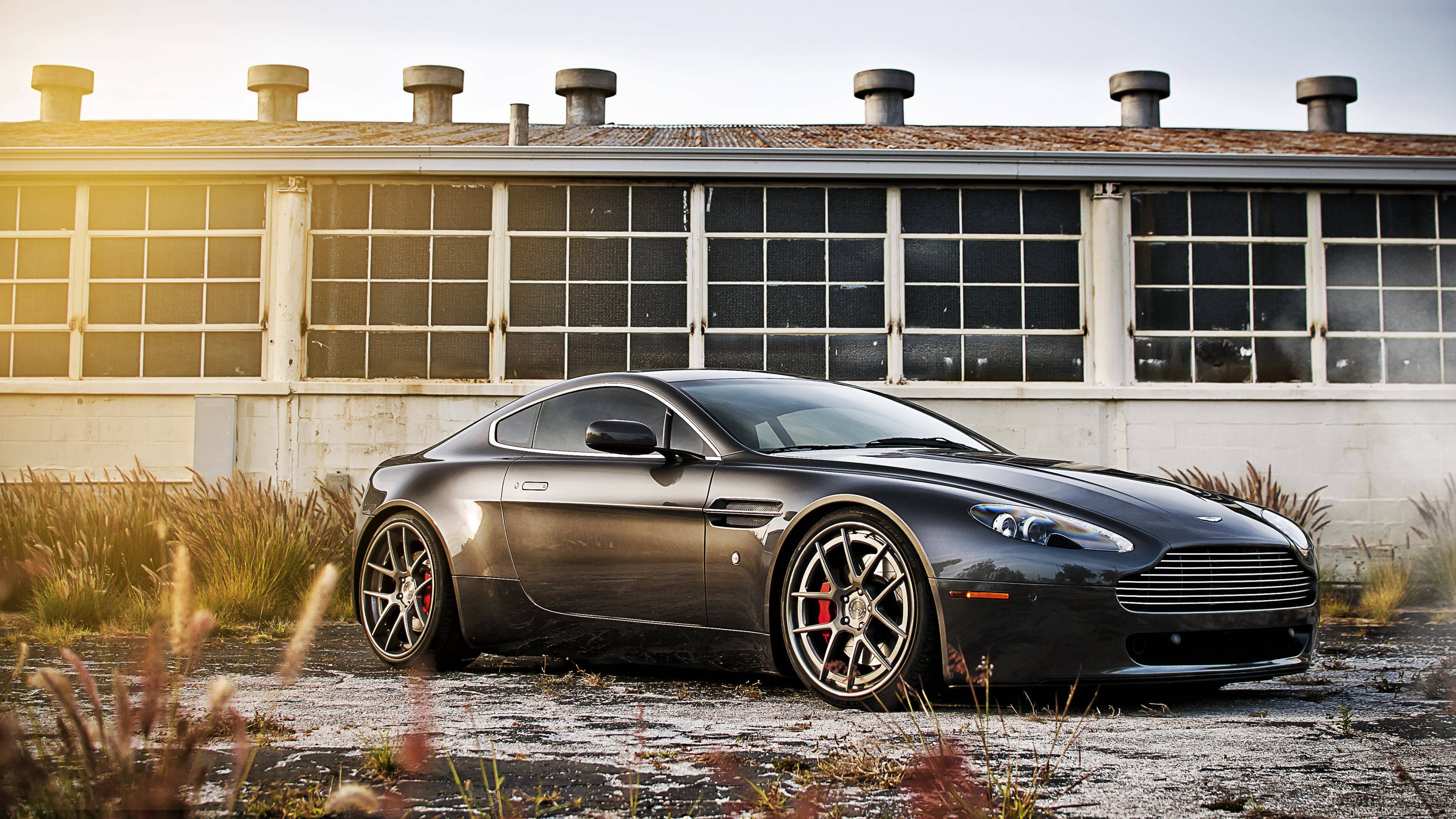 Gari la Aston Martin Db8 ya Kijivu 4K Picha ya Ukuta