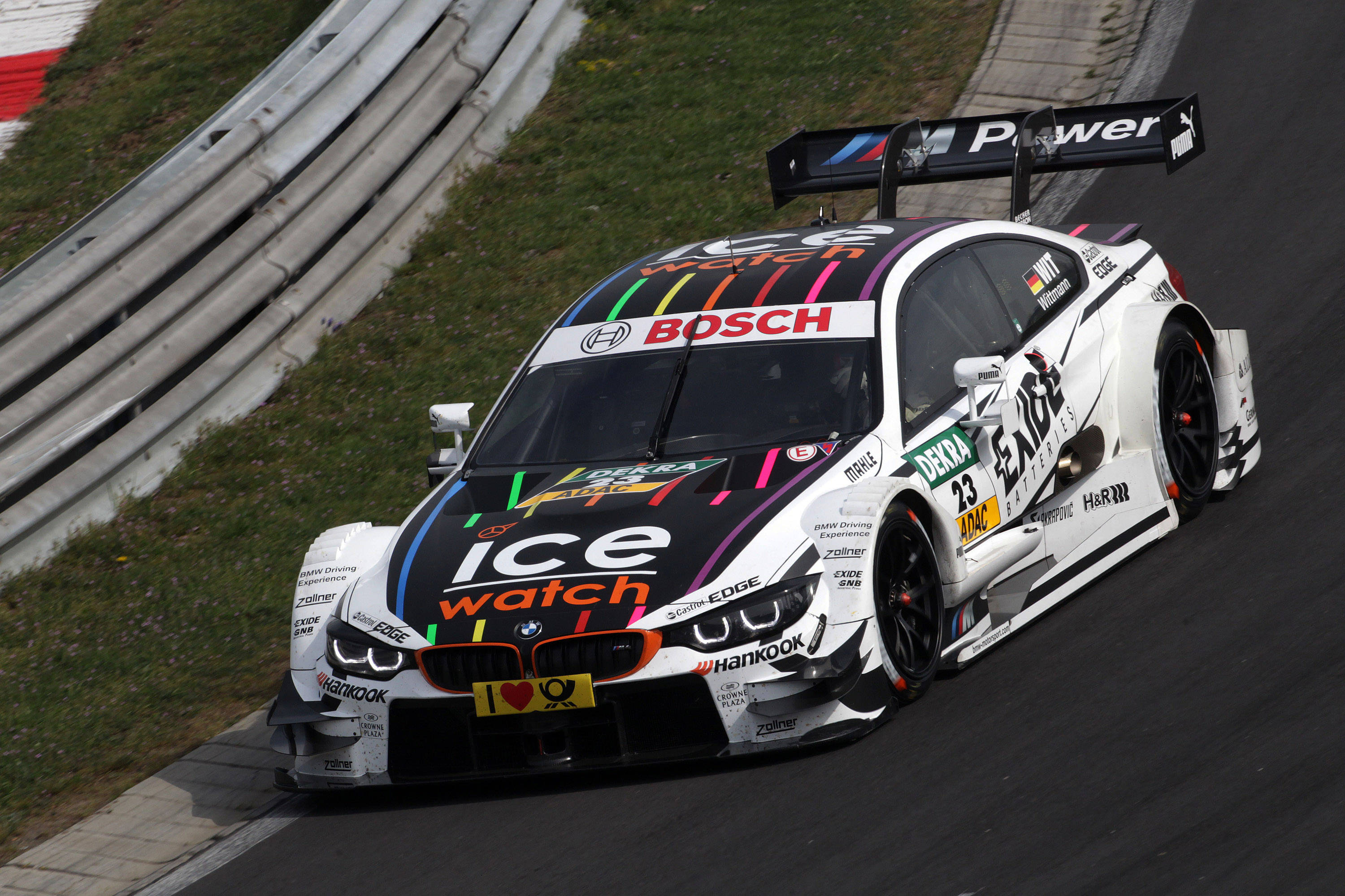 Gari la BMW M4 DTM lenye umbo maridadi na wepesi Picha ya Ukuta