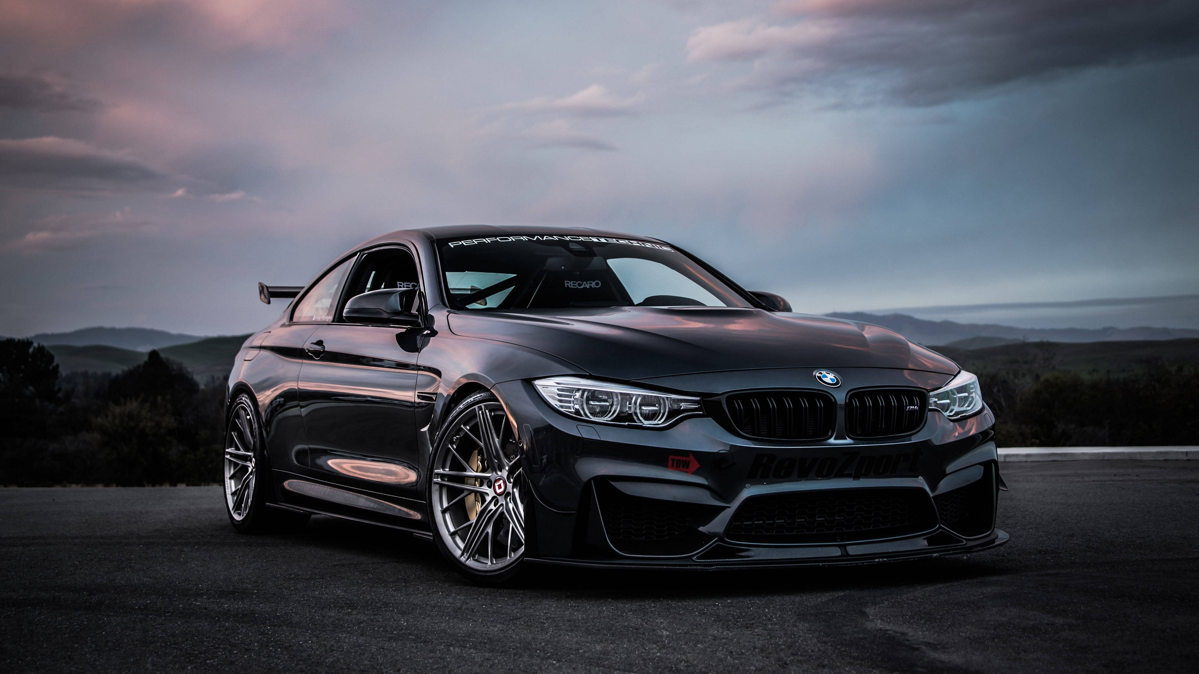Gari la BMW M4 Nyeusi Inang'aa Picha ya Ukuta