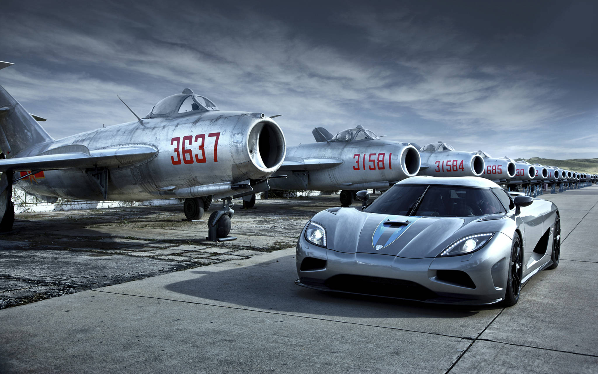 Gari la Kifahari la Koenigsegg la Kijivu Picha ya Ukuta