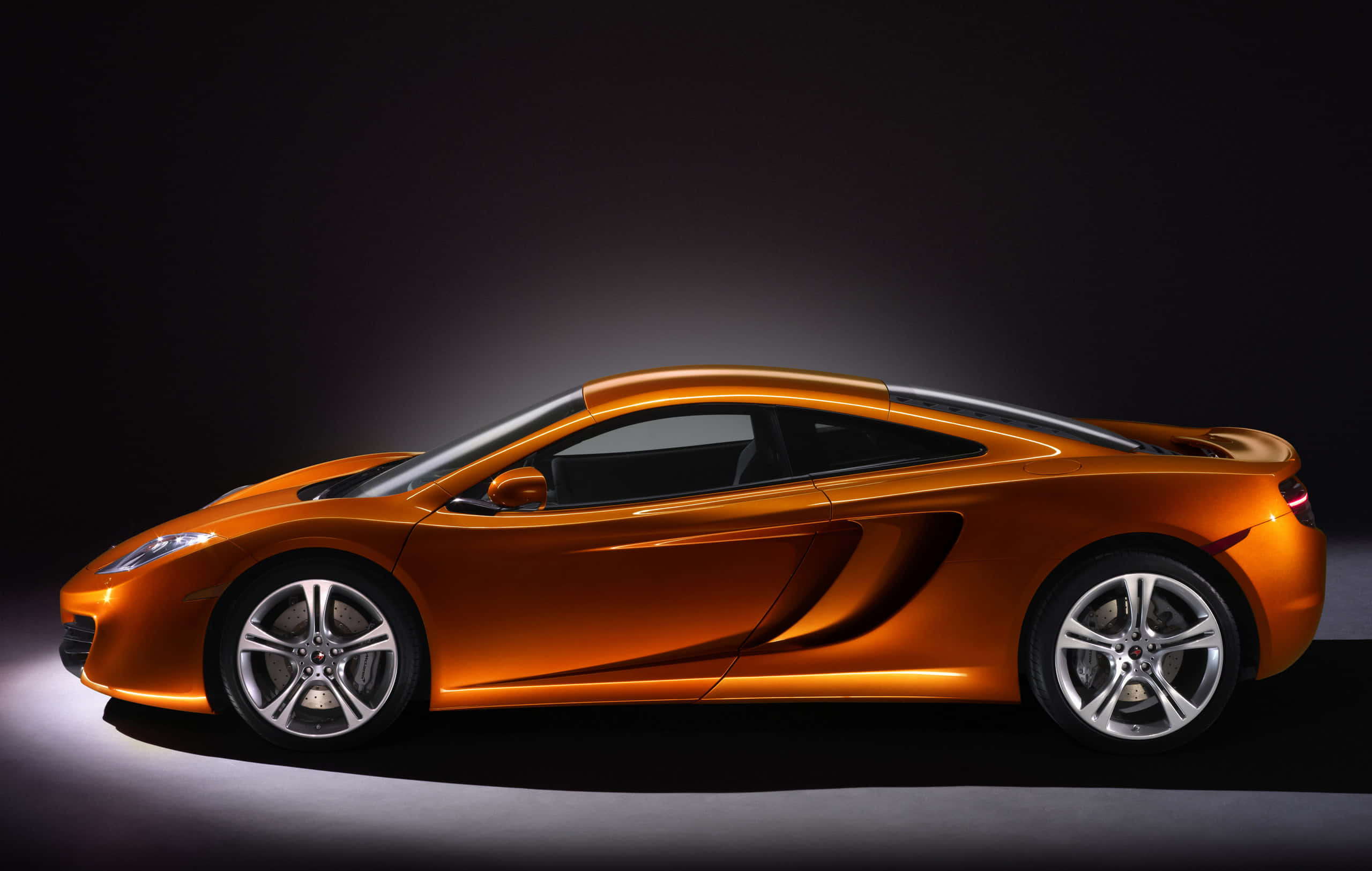 Gari la Kifahari la Supercar Nyeusi Katika Mazingira ya Kupendeza Picha ya Ukuta