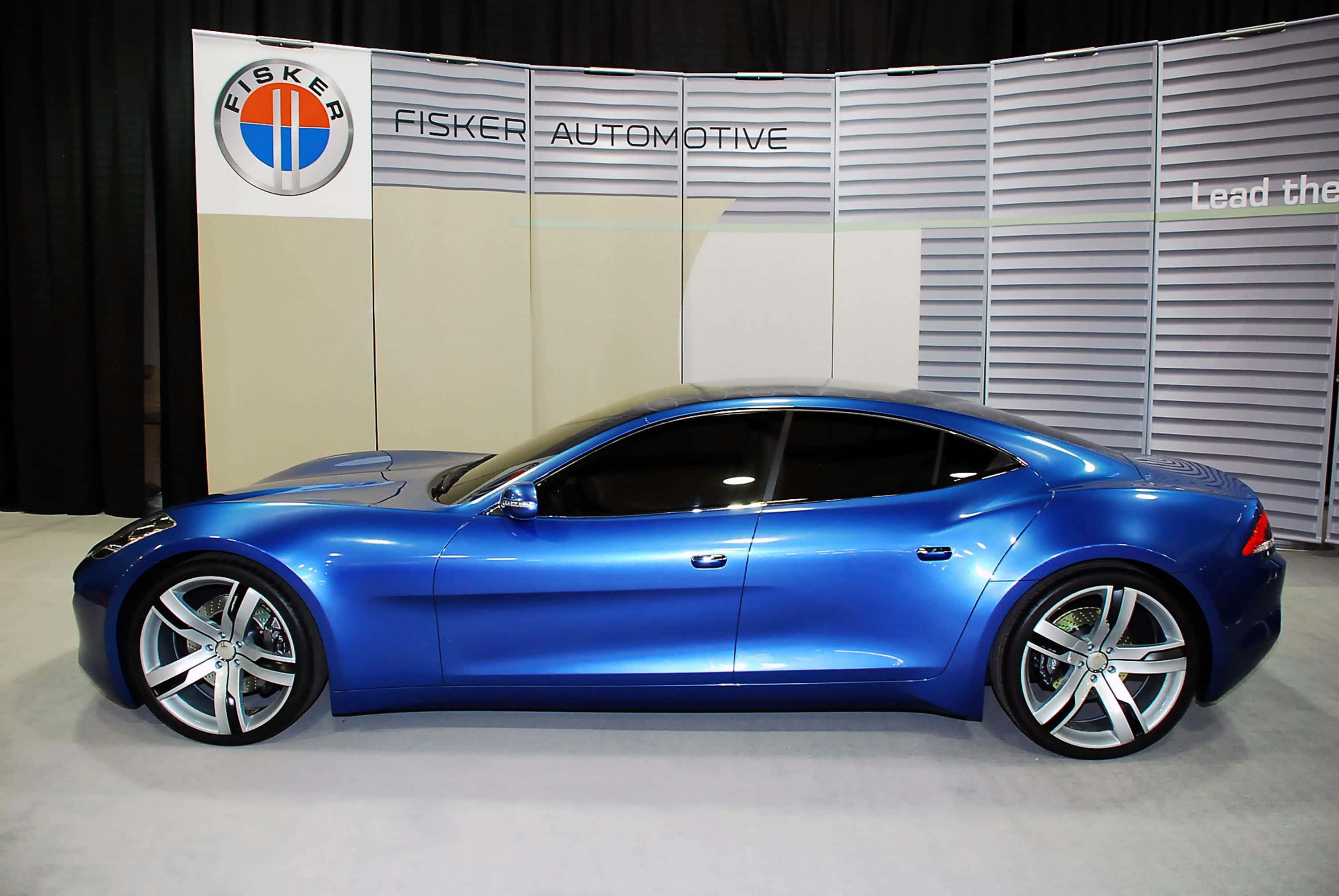 Gari la Kipekee la Fisker Karma linalosafiri kwenye Barabara ya Mwendo Picha ya Ukuta