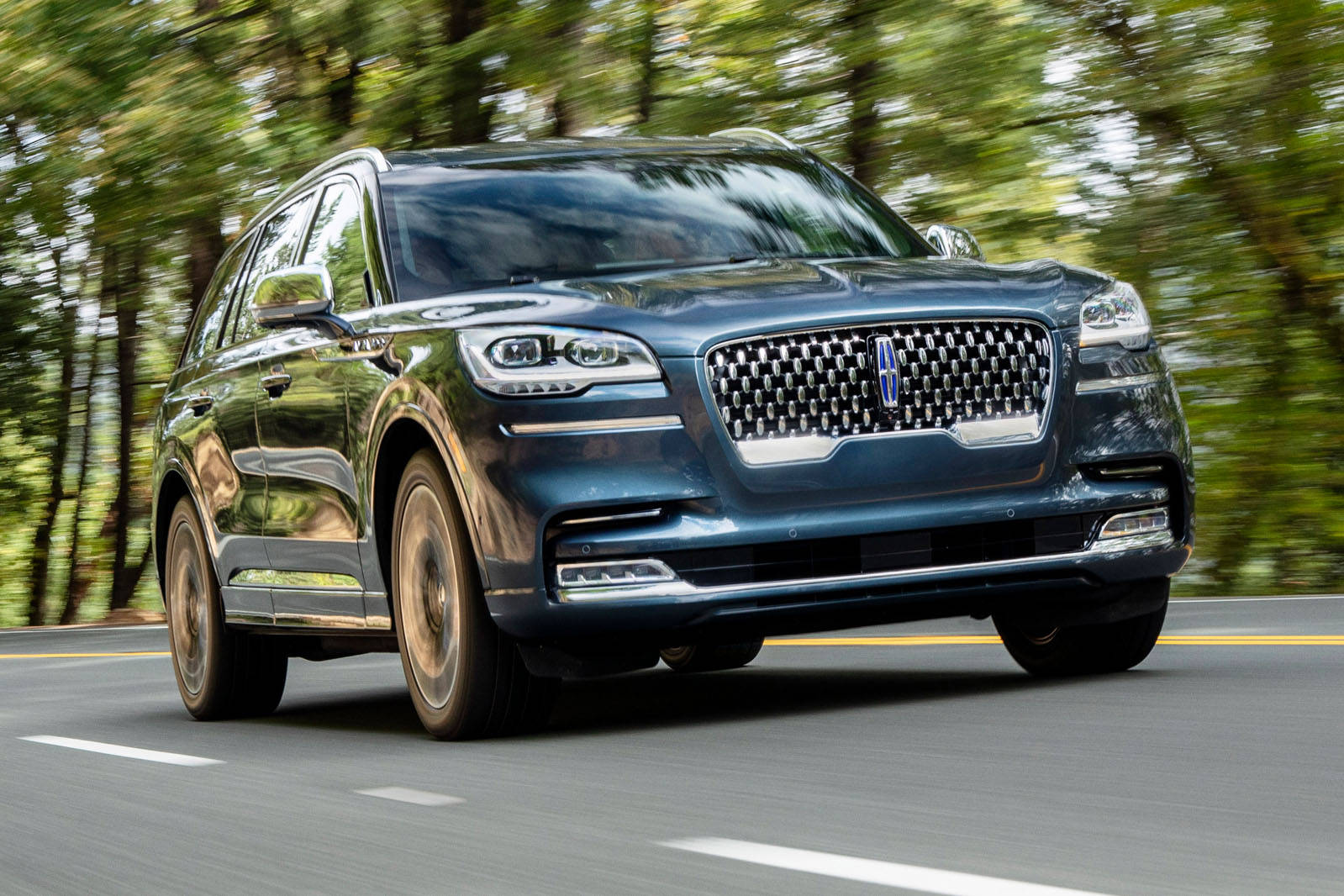 Gari la Lincoln Navigator Barabarani Picha ya Ukuta