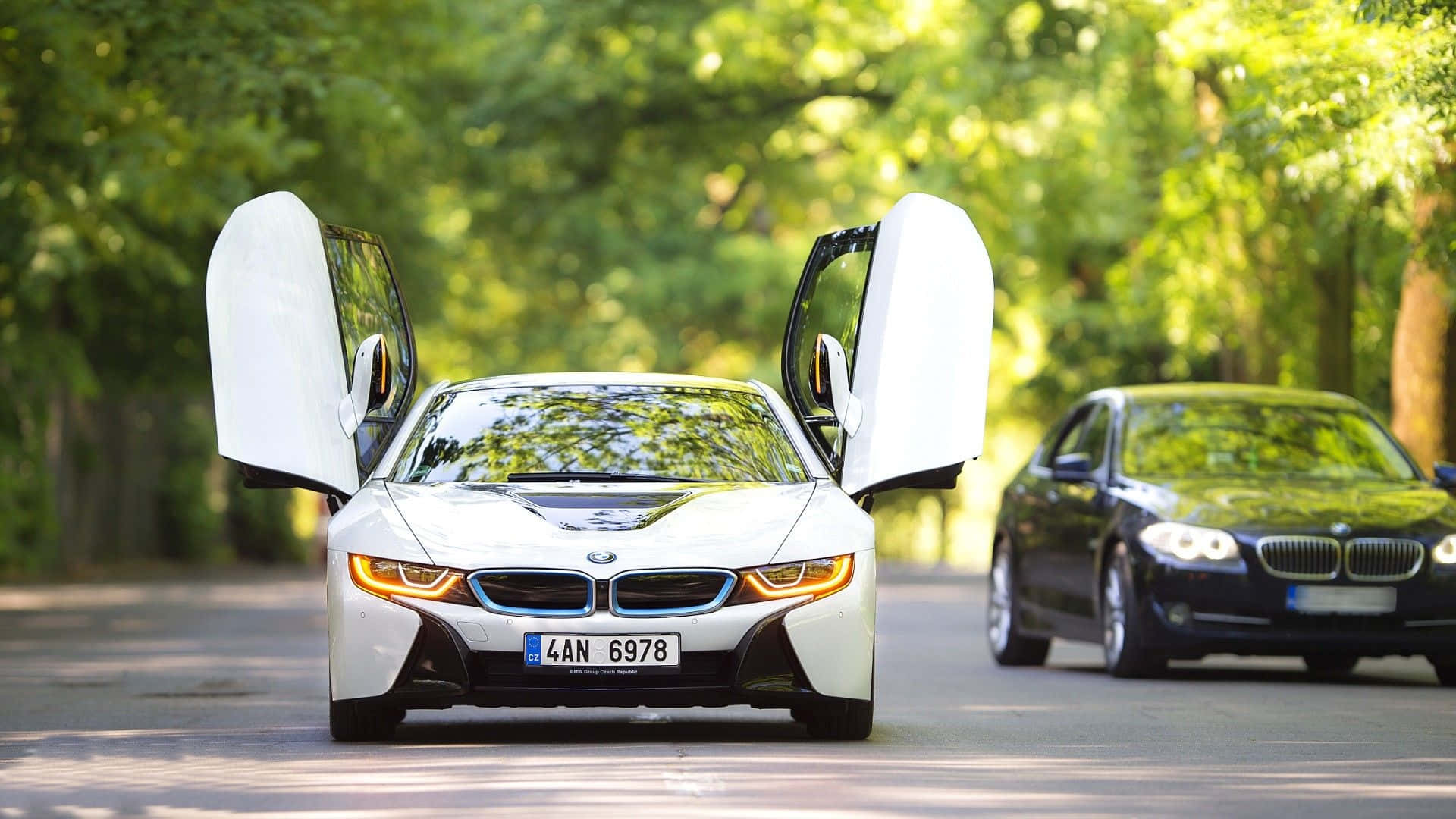 Gari Nyeupe la BMW lenye Milango ya Mbawa ya Shakwe Picha ya Ukuta