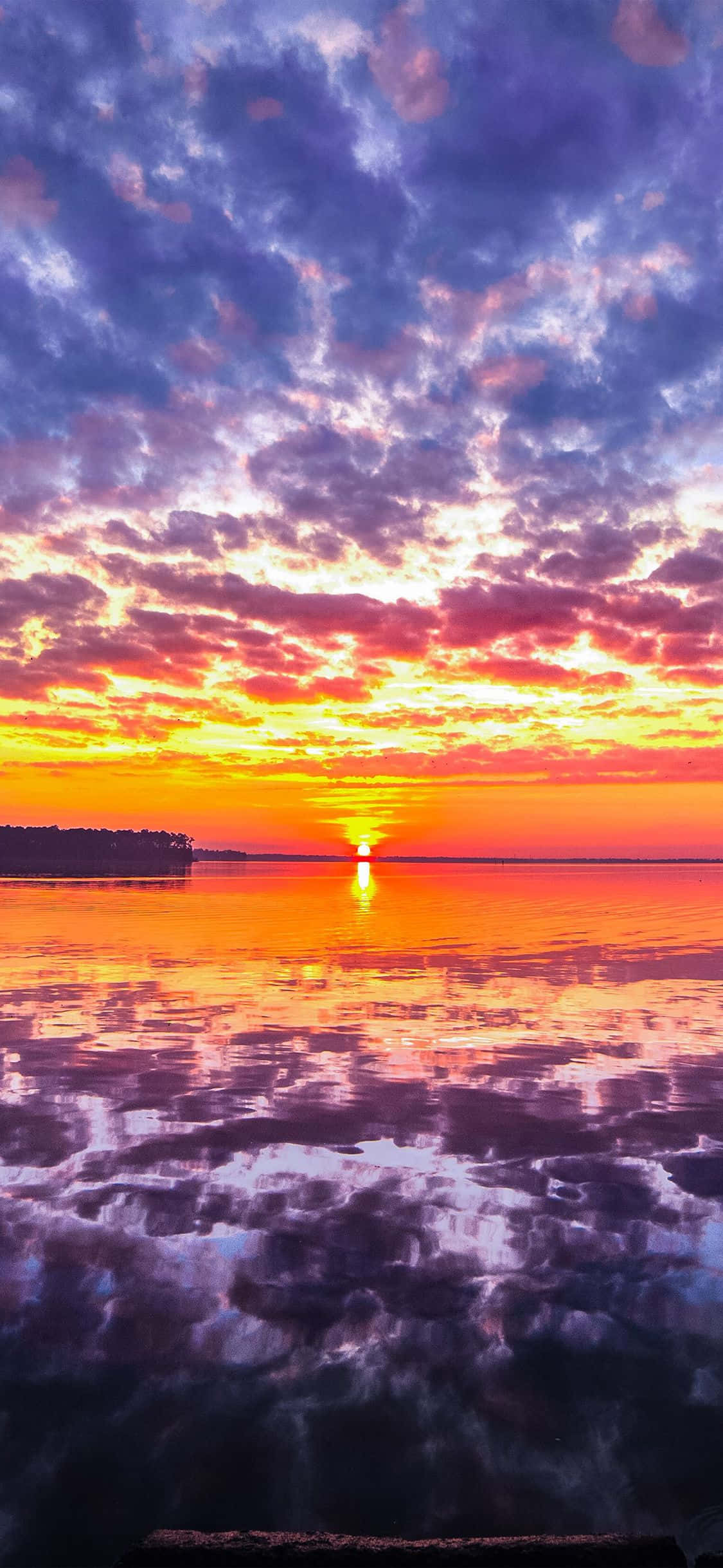 Get out of the hustling city life and experience the beauty of sunset beach with your iPhone Picha ya Ukuta