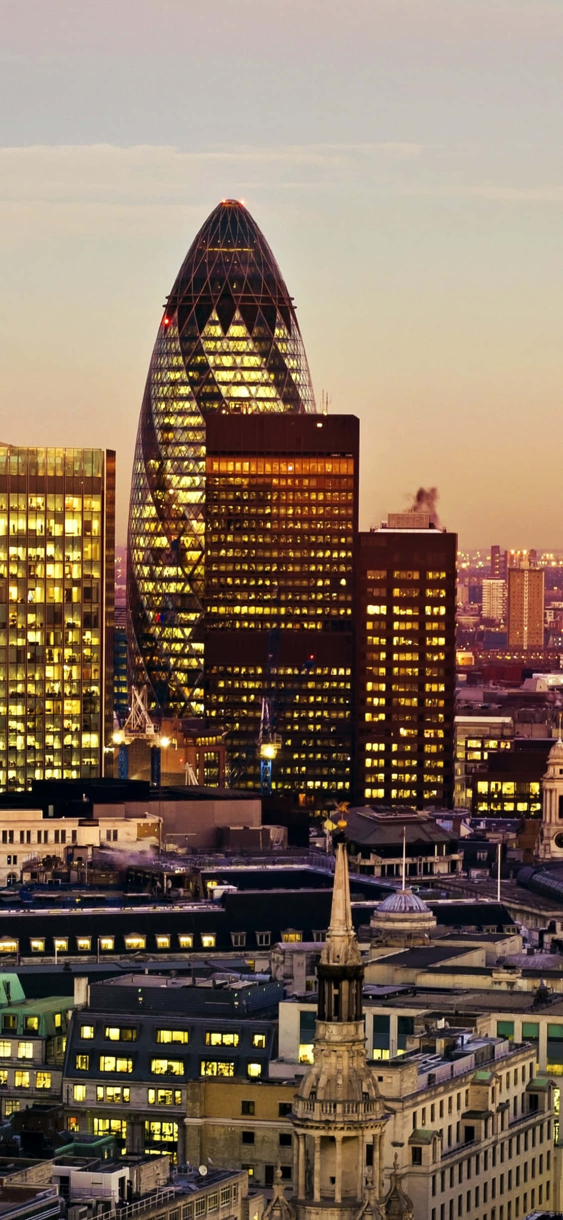 Gherkin Na Skyscrapers Zingine Katika Fog Picha ya Ukuta