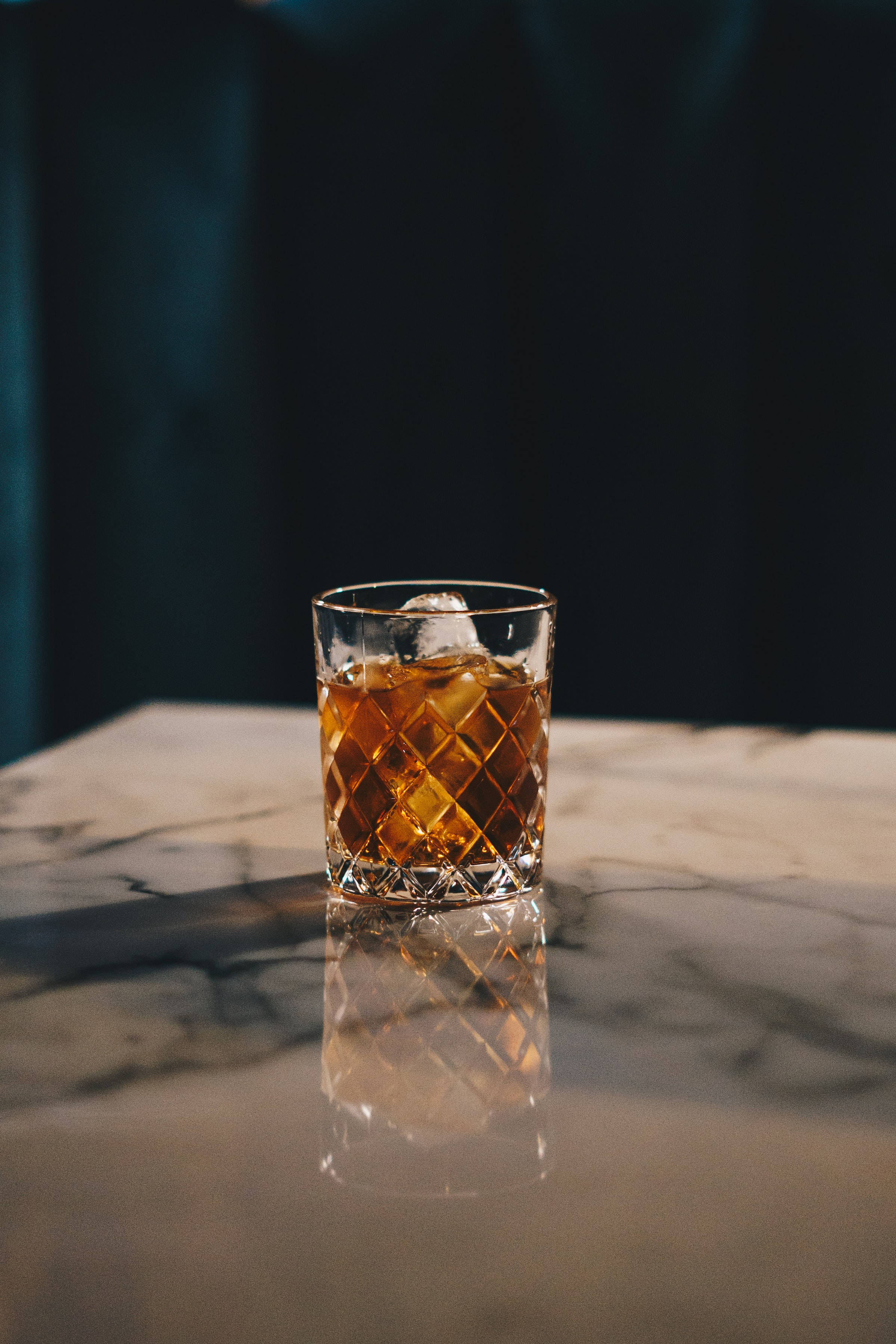 Glas ya Whisky Baridi Kama Thesi Picha ya Ukuta