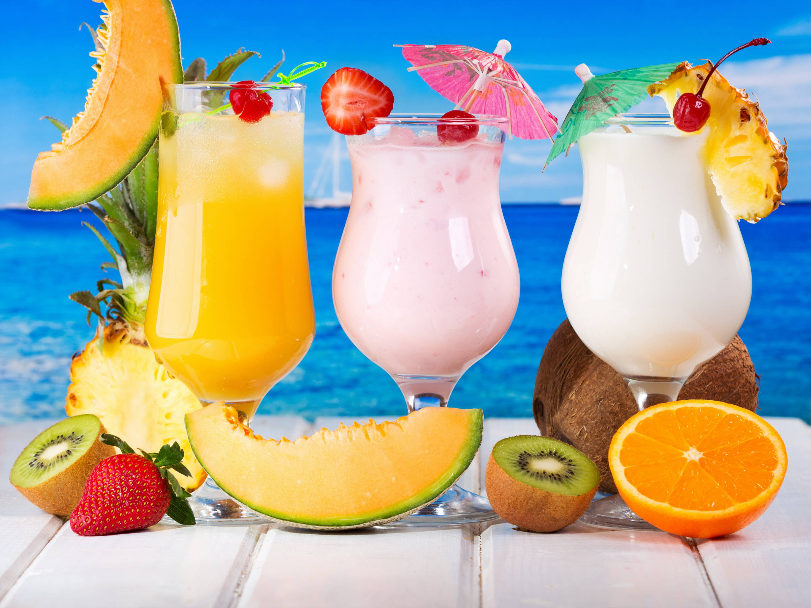 Glasi za Fruity za Vijiko vya Tropiki Picha ya Ukuta