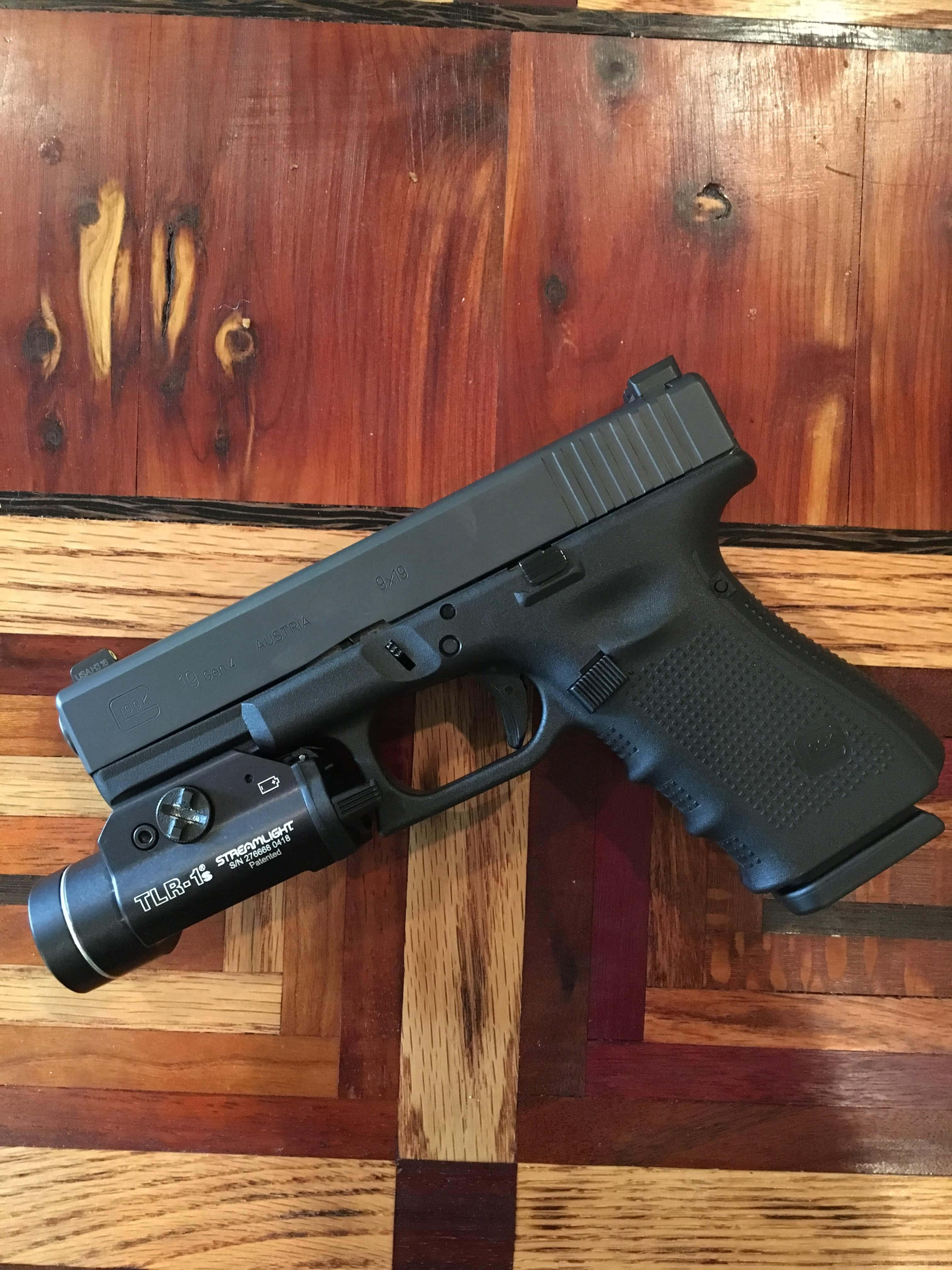 Glock 19 hii imewekwa tayari kwa matumizi. Picha ya Ukuta