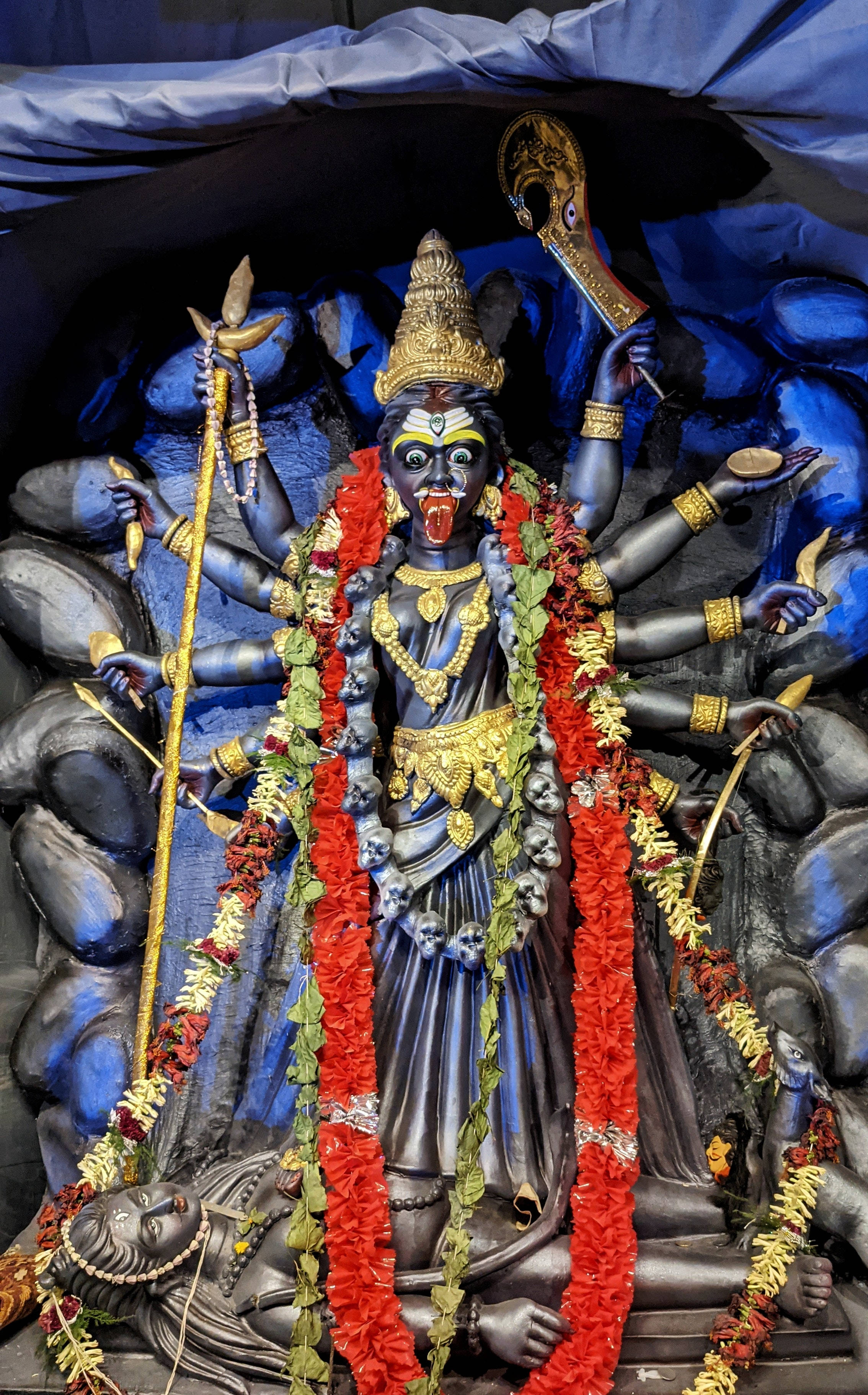 Goddess Kali Nyekundu Garland Picha ya Ukuta