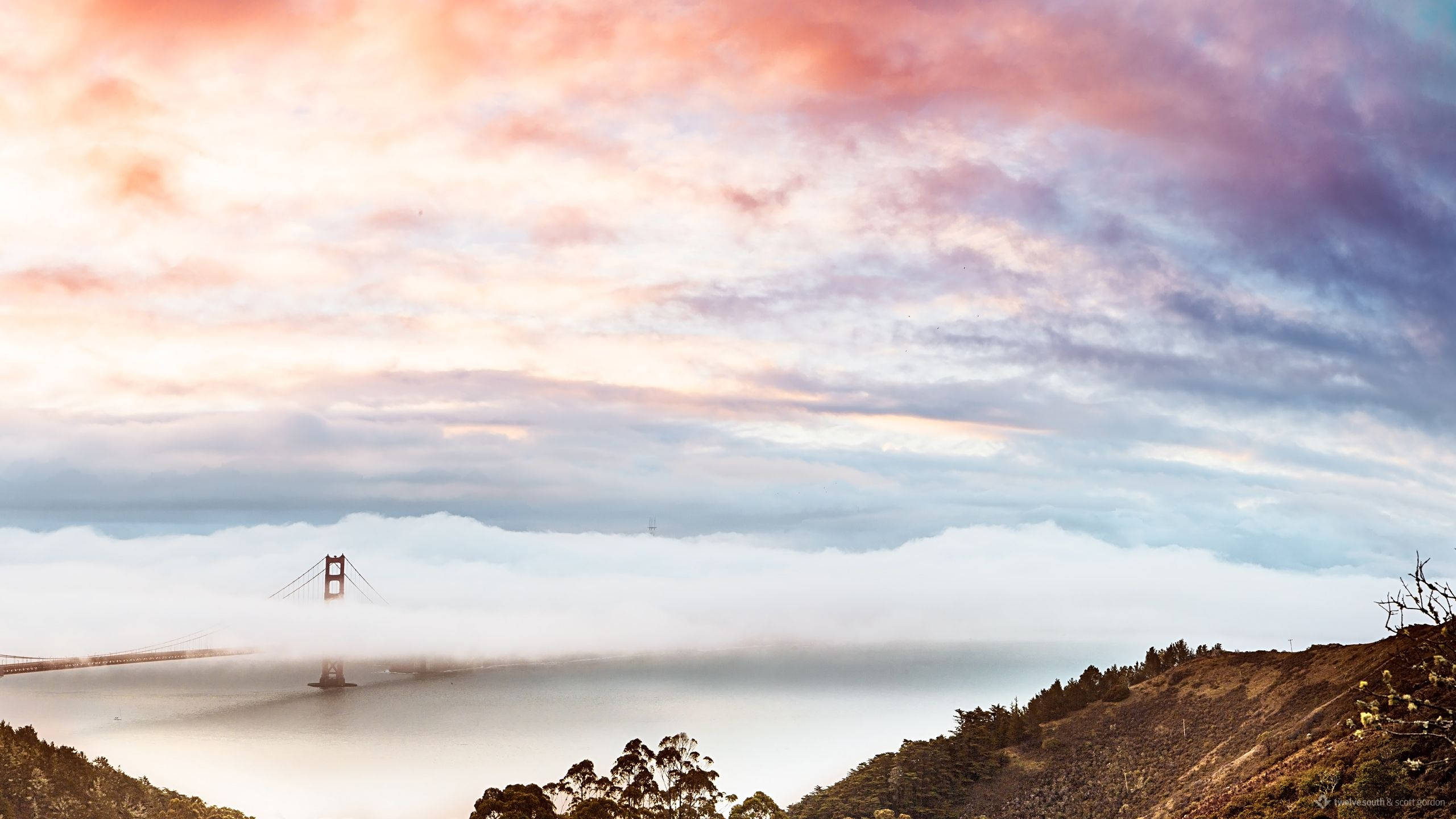 Golden Gate Bridge ya San Francisco imwangazwa usiku – mwafaka kamili kwa MacBook yako mpya. Picha ya Ukuta
