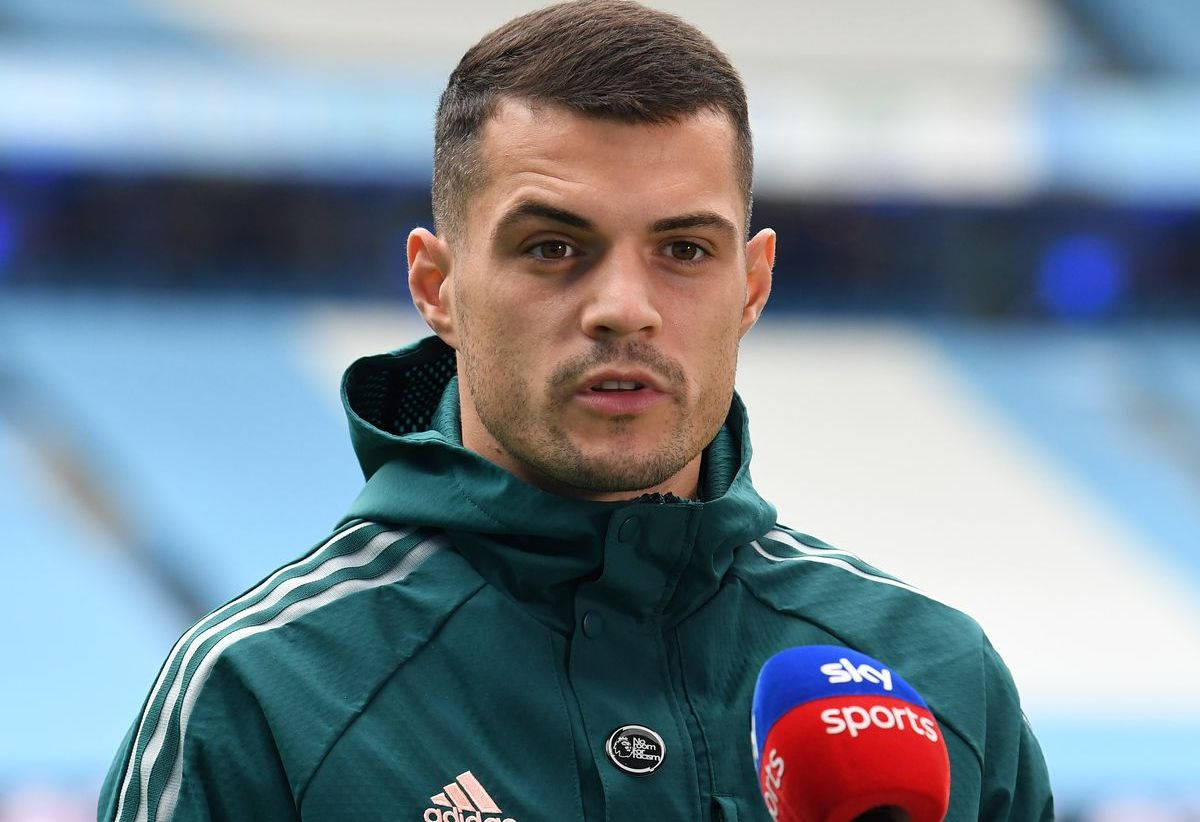 Granit Xhaka Kanzu ya Kijani Picha ya Ukuta