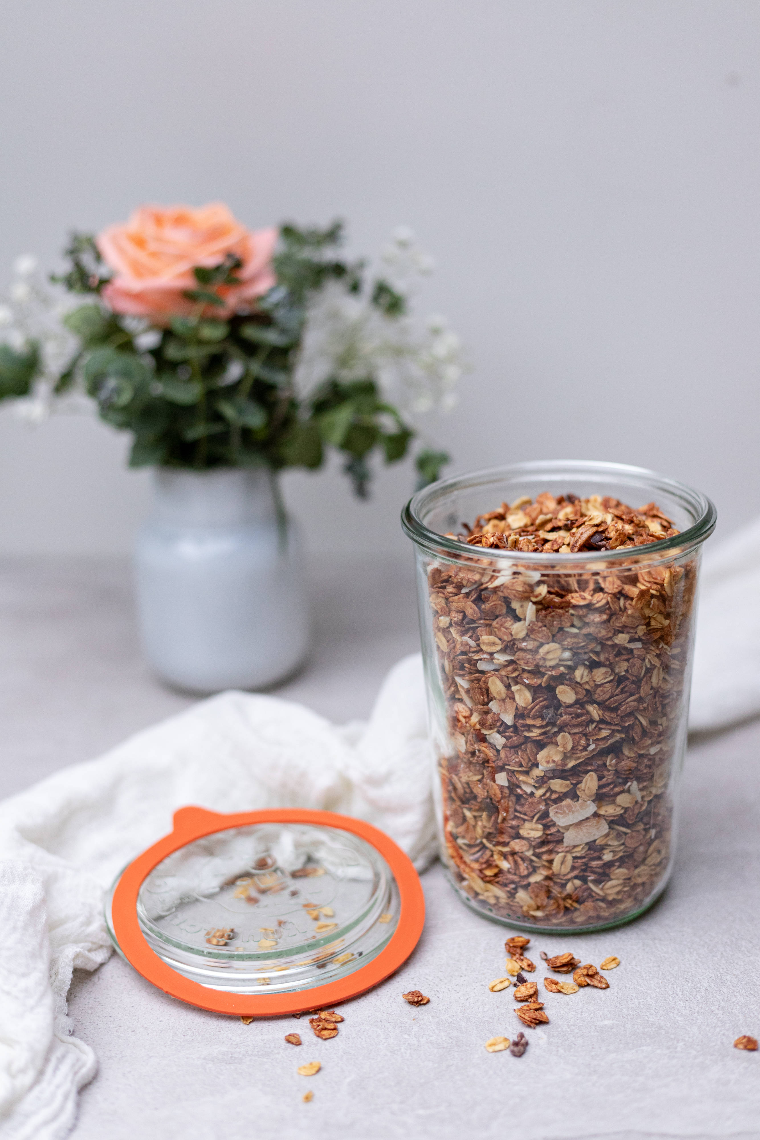 Granola na Ua la Waridi la Pink Picha ya Ukuta