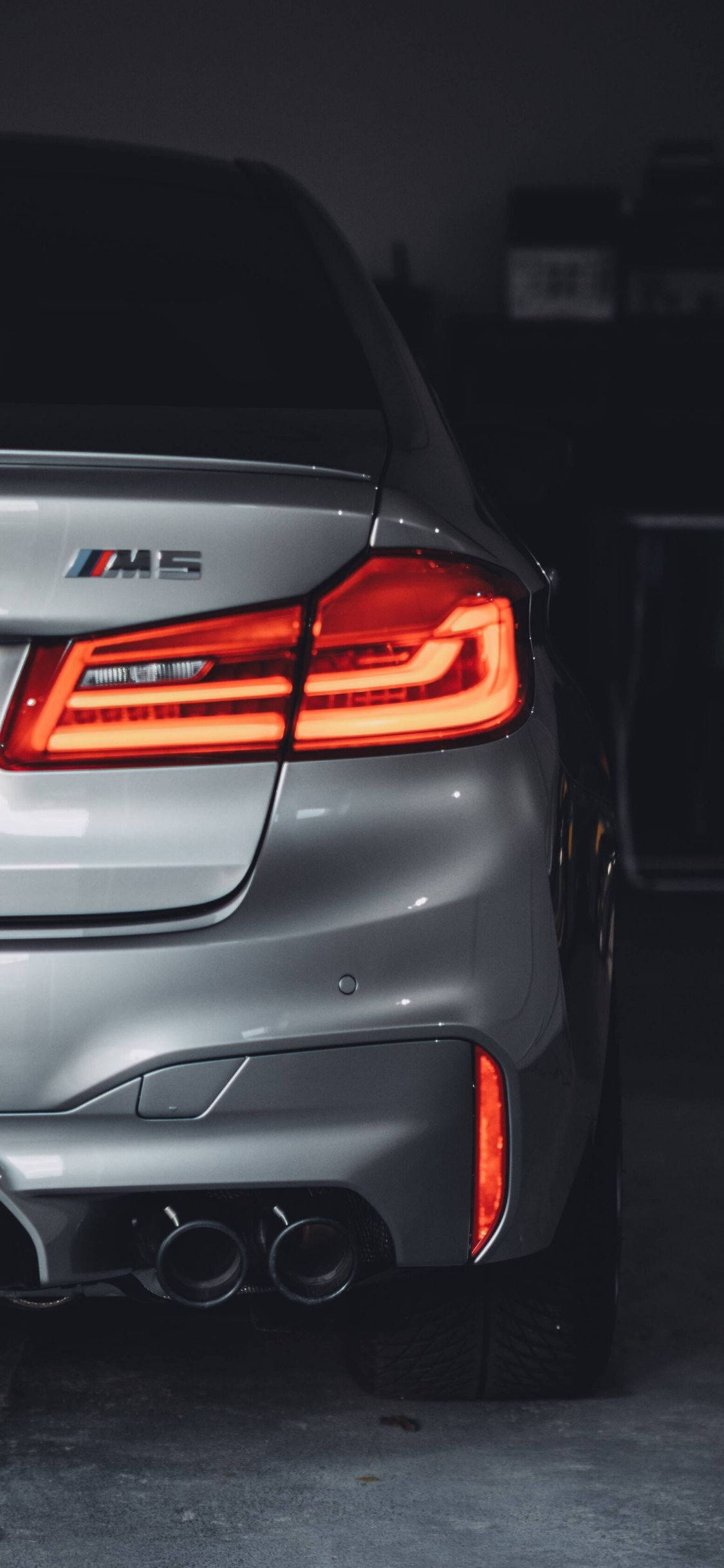 Gray BMW M5 Car iPhone Picha ya Ukuta