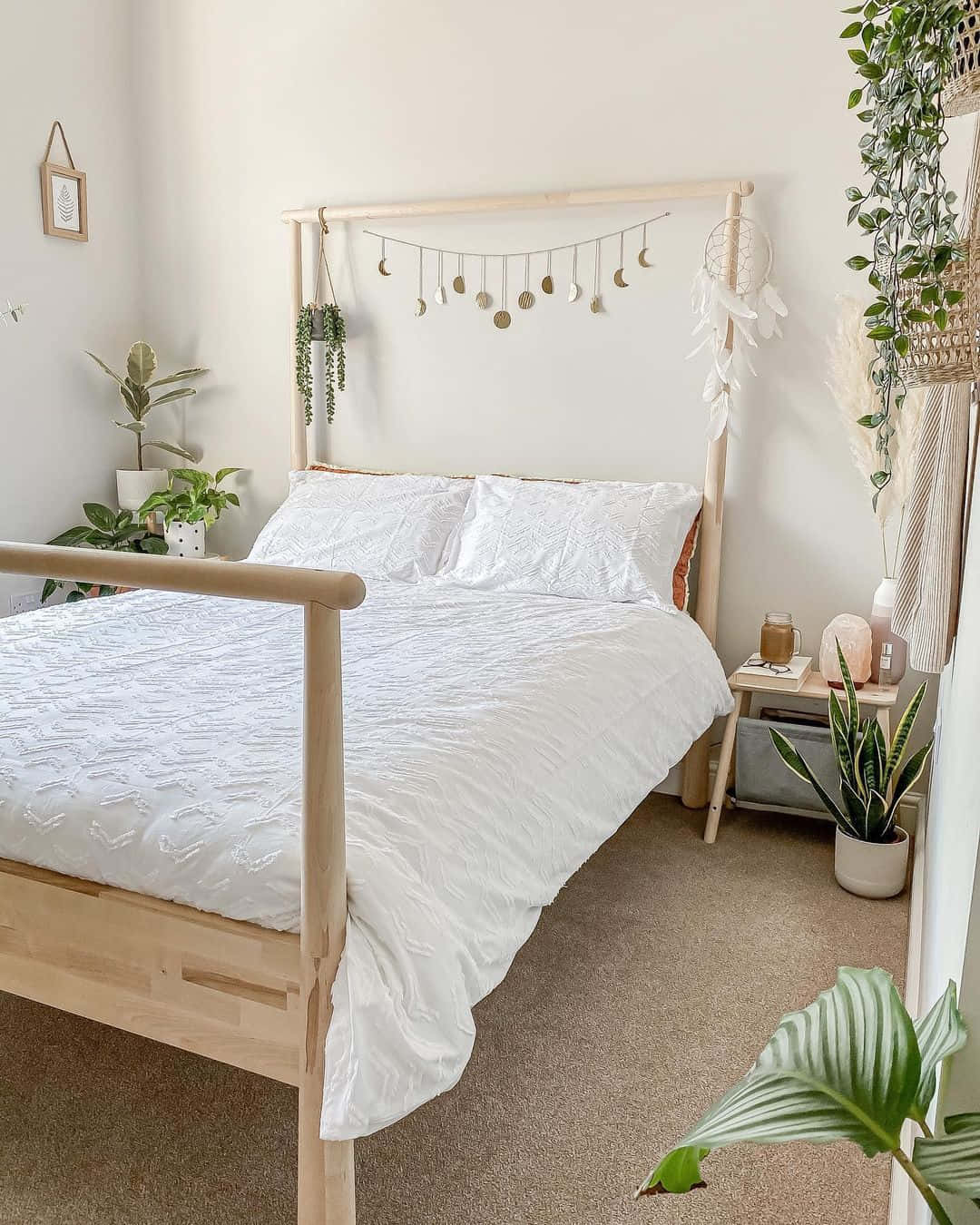 Gundua uzuri wa maisha katika Aesthetic White Picha ya Ukuta