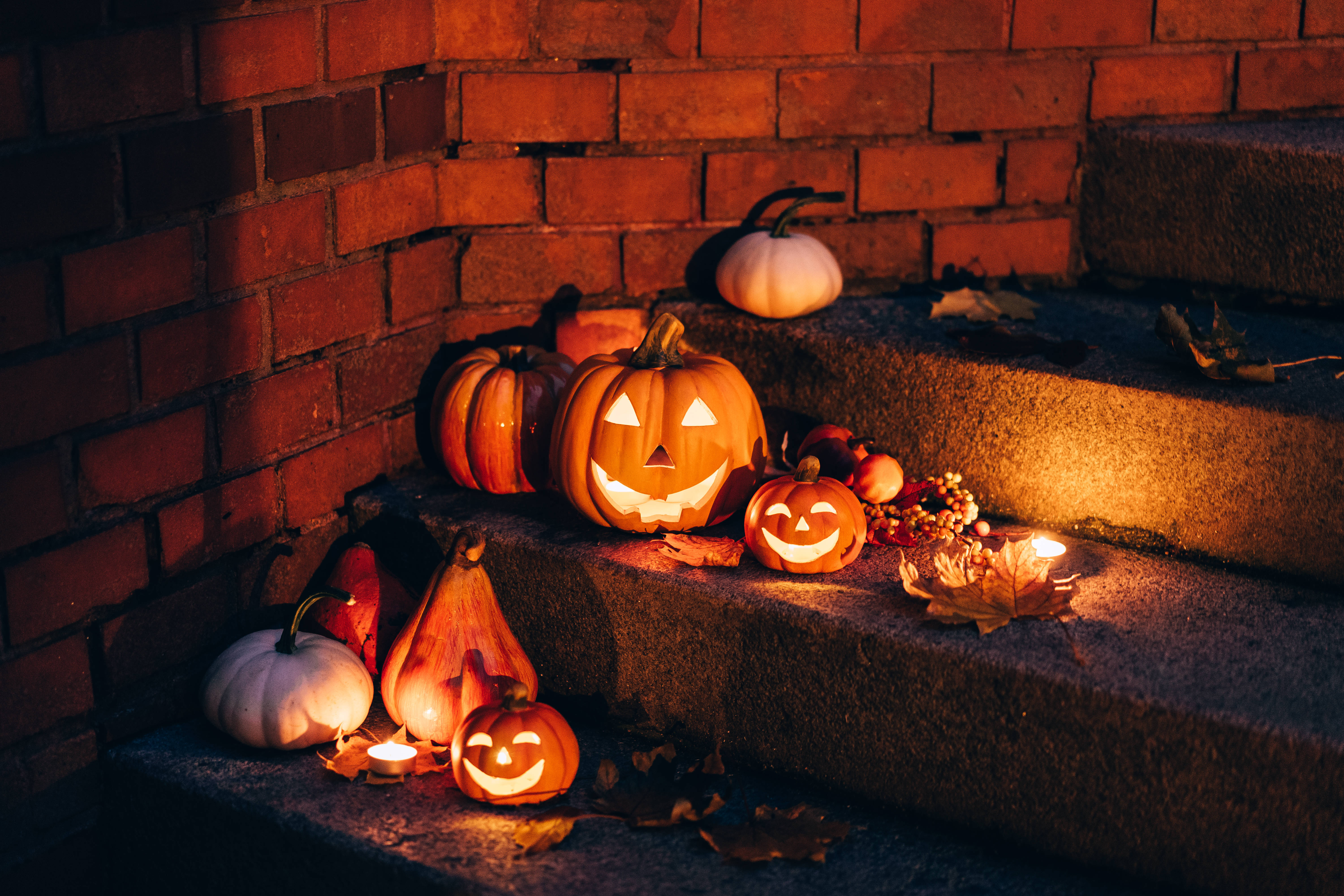 Halloween Mrembo wa Kupendeza Kwenye Ngazi Picha ya Ukuta