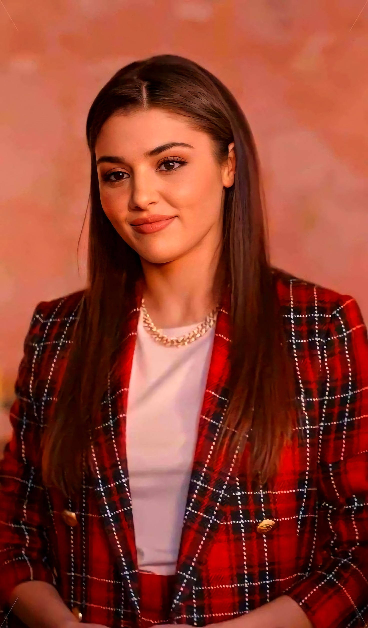 Hande Ercel Akitabasamu Picha ya Ukuta