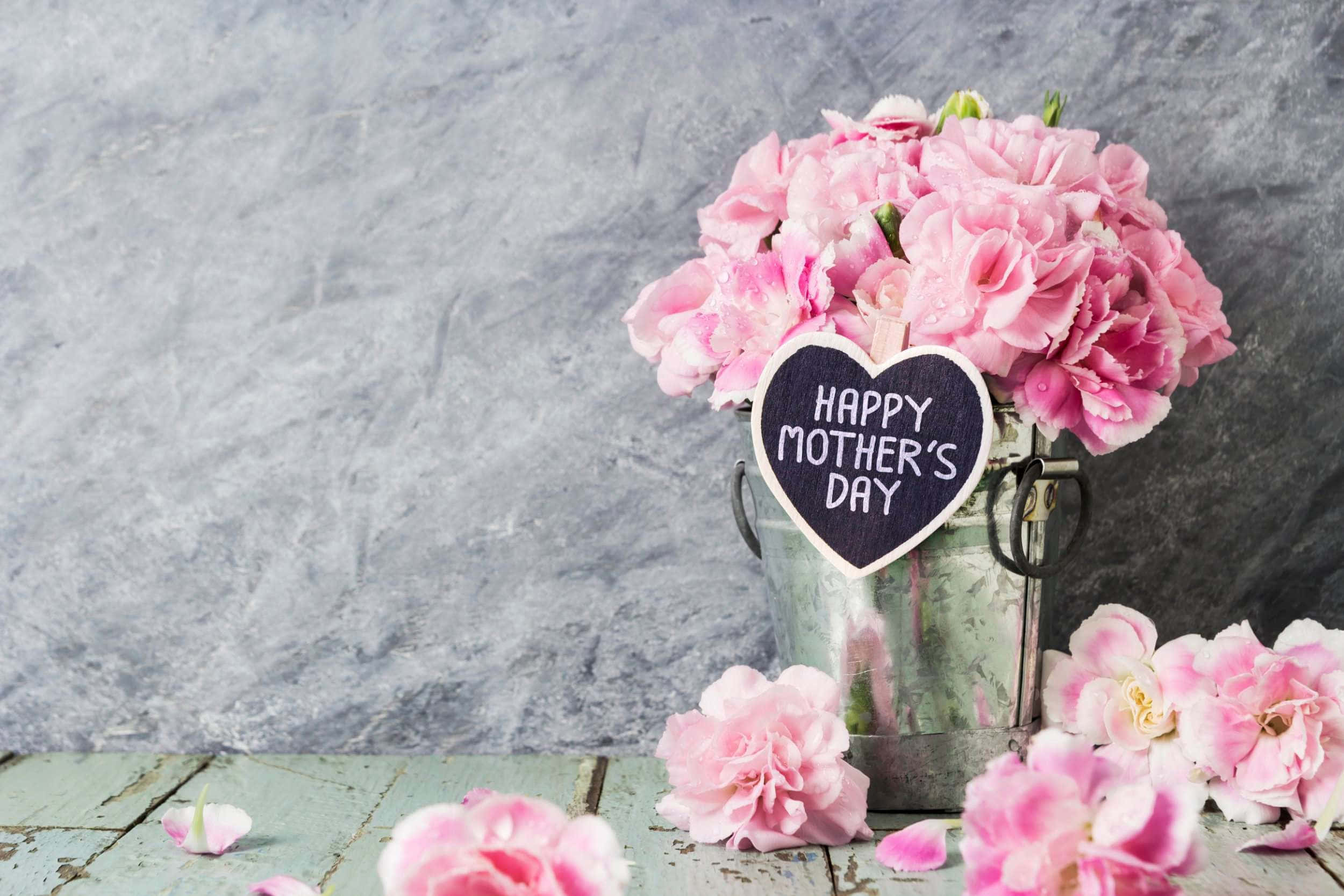 happy mother's day with pink flowers in a bucket Picha ya Ukuta