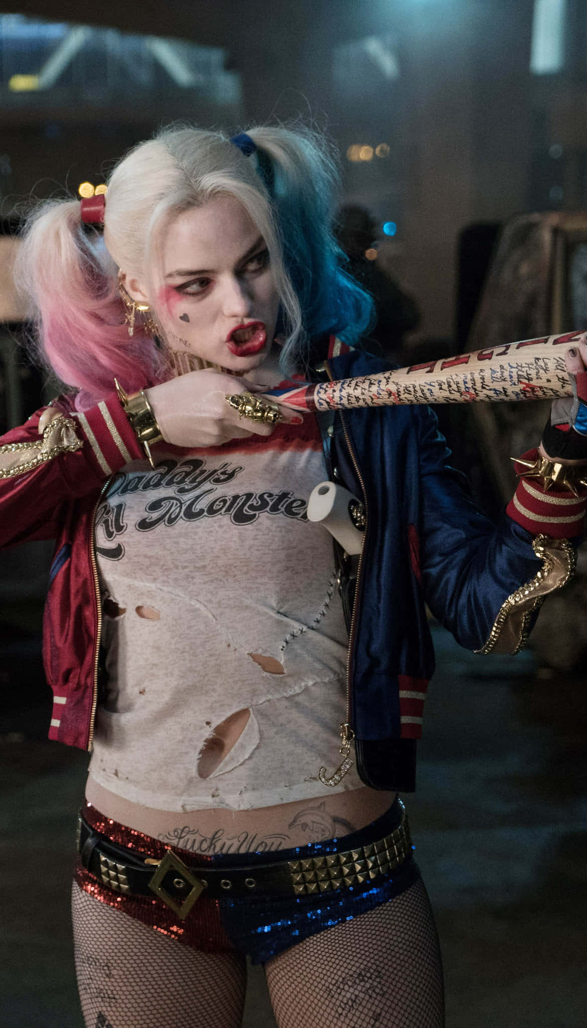 harley quinn katika vazi akiwa ameshika rungu Picha ya Ukuta