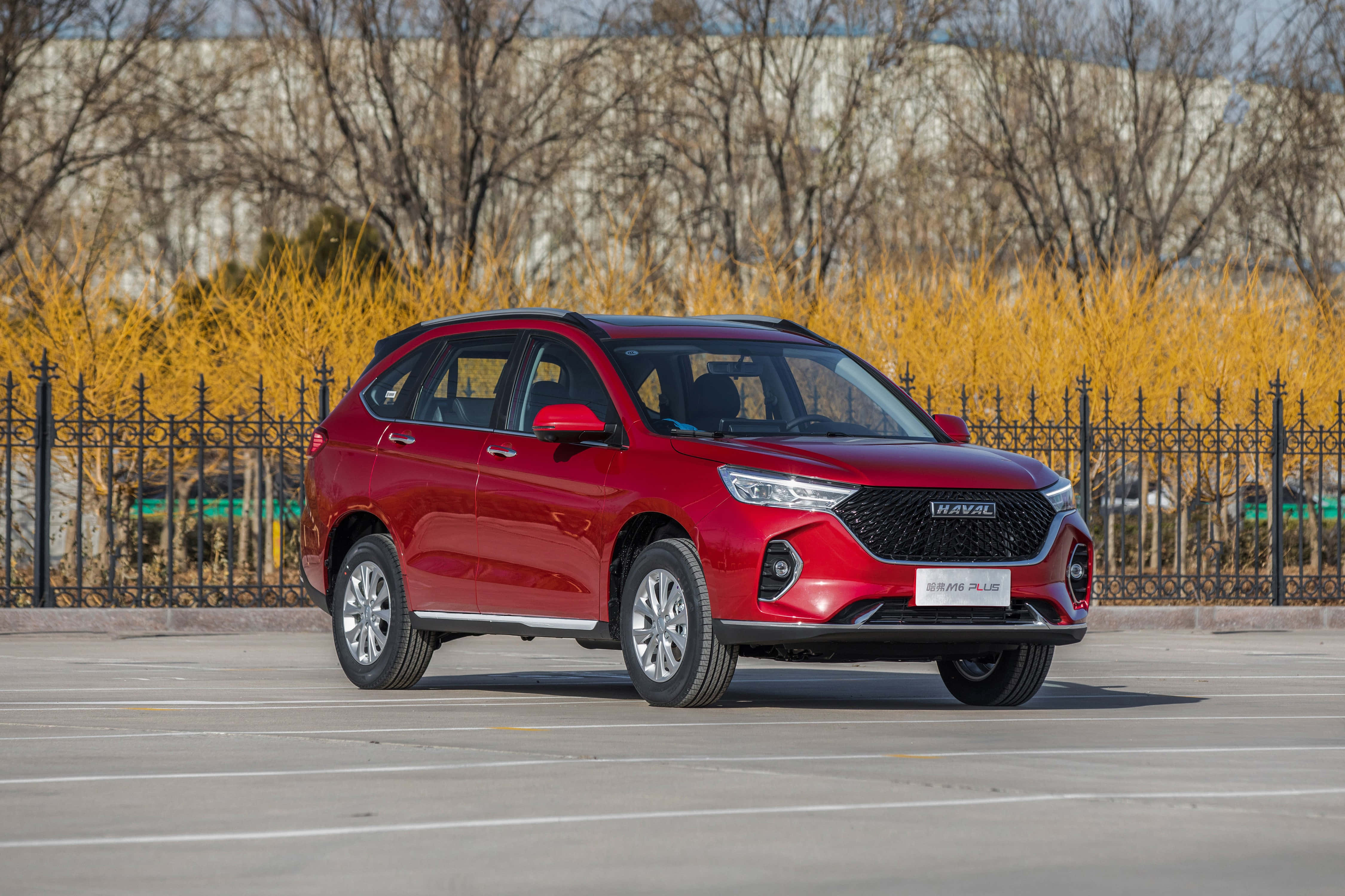 Haval SUV linapopoa kwenye mandhari ya mlima ya kupendeza Picha ya Ukuta
