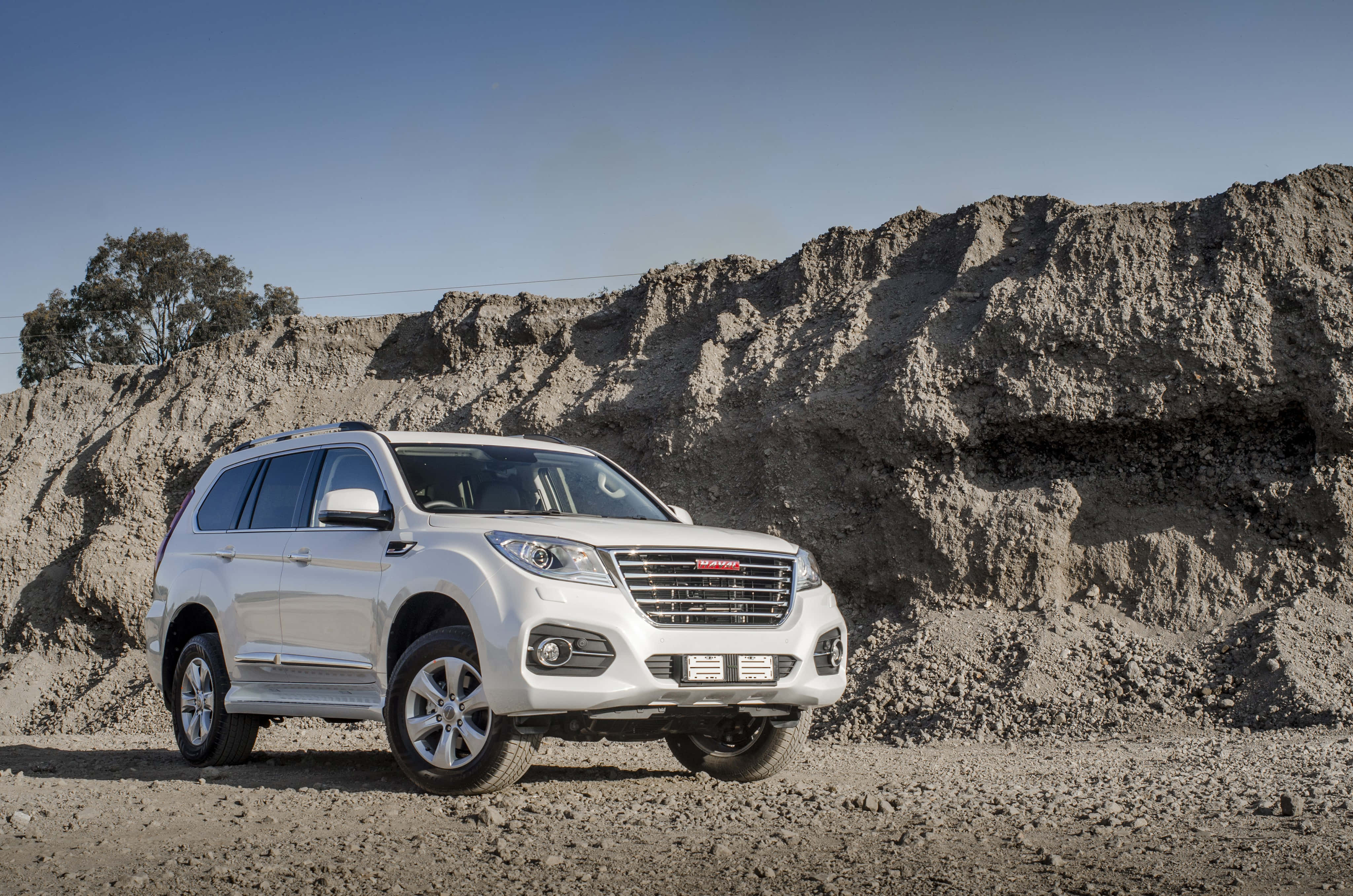 Haval SUV ya Kisasa Inapakiwa Nje Picha ya Ukuta