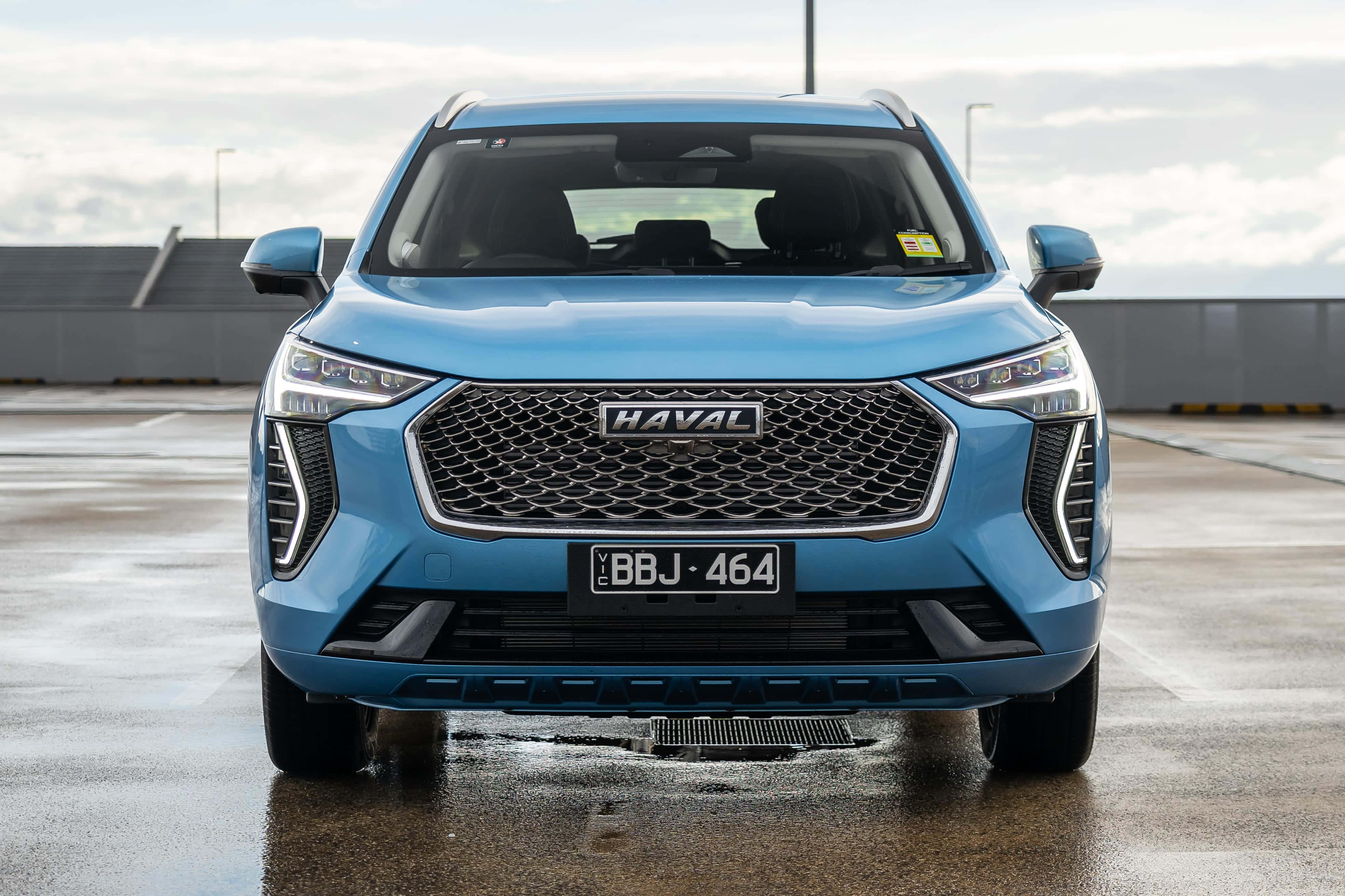 Haval SUV ya Kisasa na ya Kielektroniki Inasafiri Kwenye Mazingira ya Wazi Picha ya Ukuta