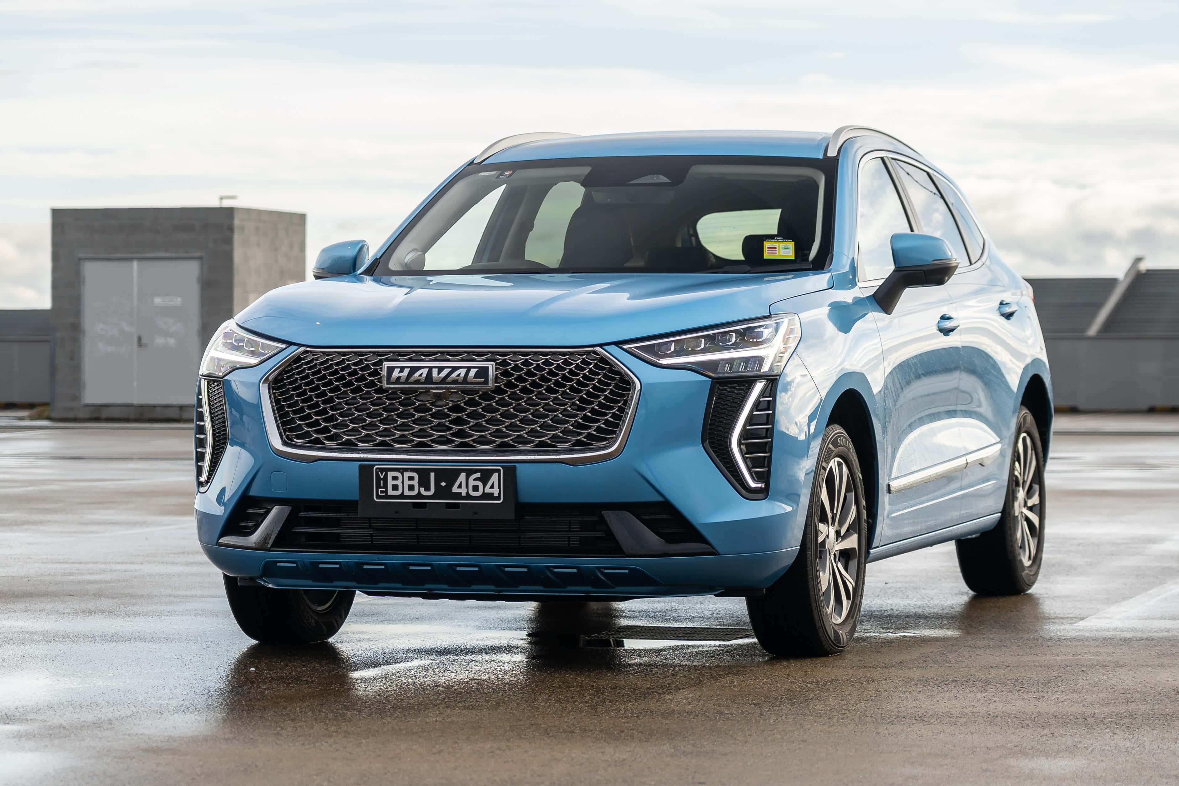 Haval SUV ya Kuvutia kwenye Safari ya Jangwa Picha ya Ukuta
