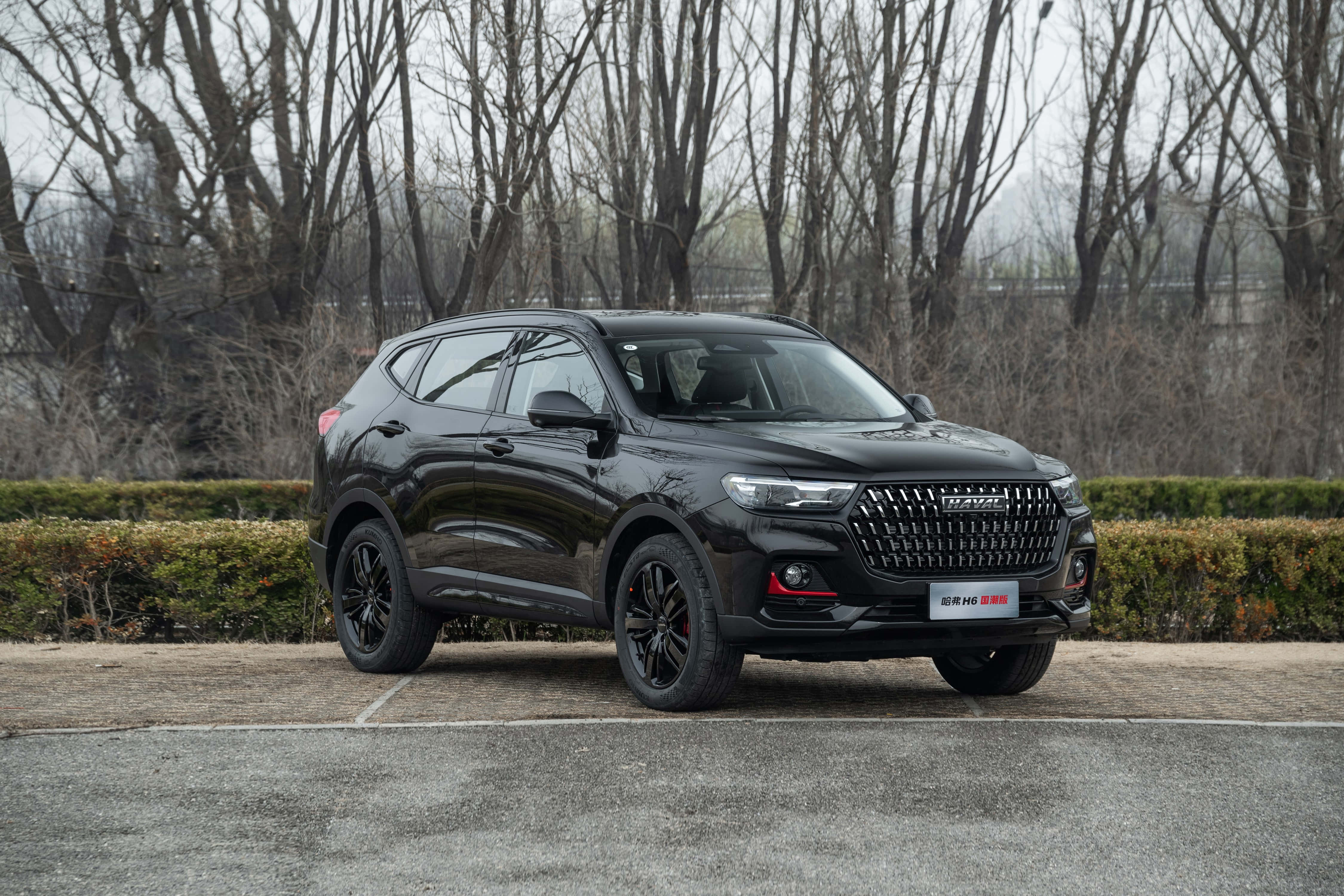 Haval SUV ya Mwonekano Linapopoa kwenye Barabara Picha ya Ukuta
