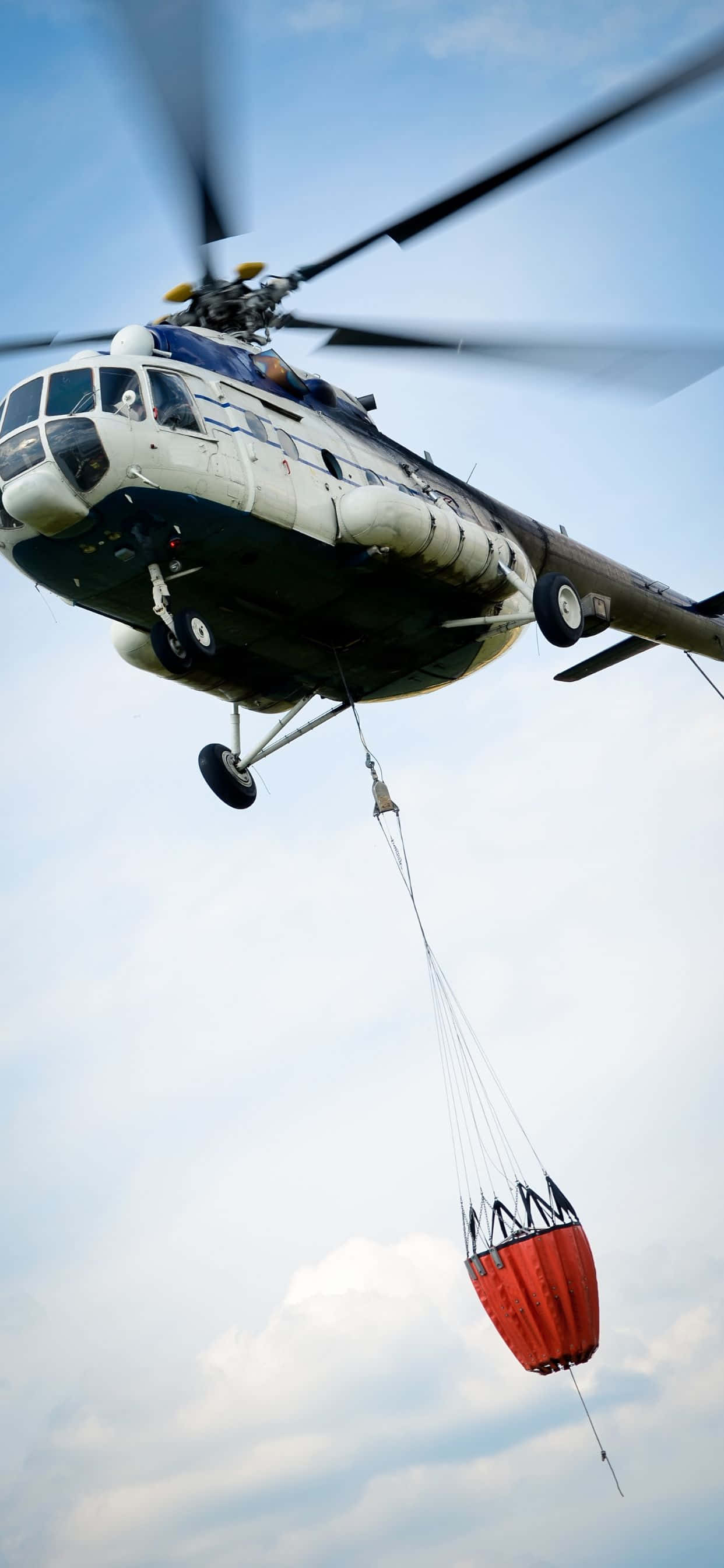 helikopta inafanya safari na kifurushi cha nyekundu kilichowekwa juu yake Picha ya Ukuta