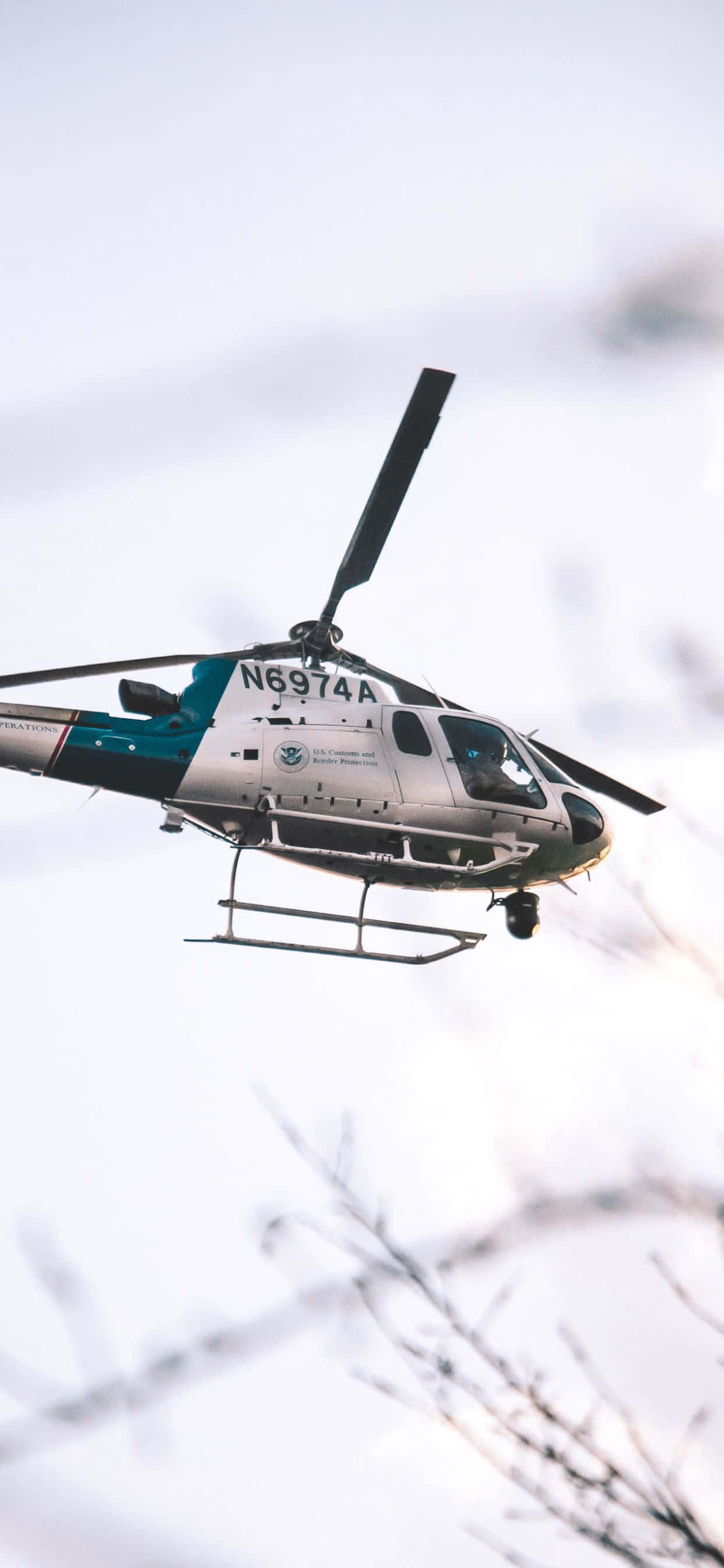 helikopta inayofuka kwenye anga Picha ya Ukuta