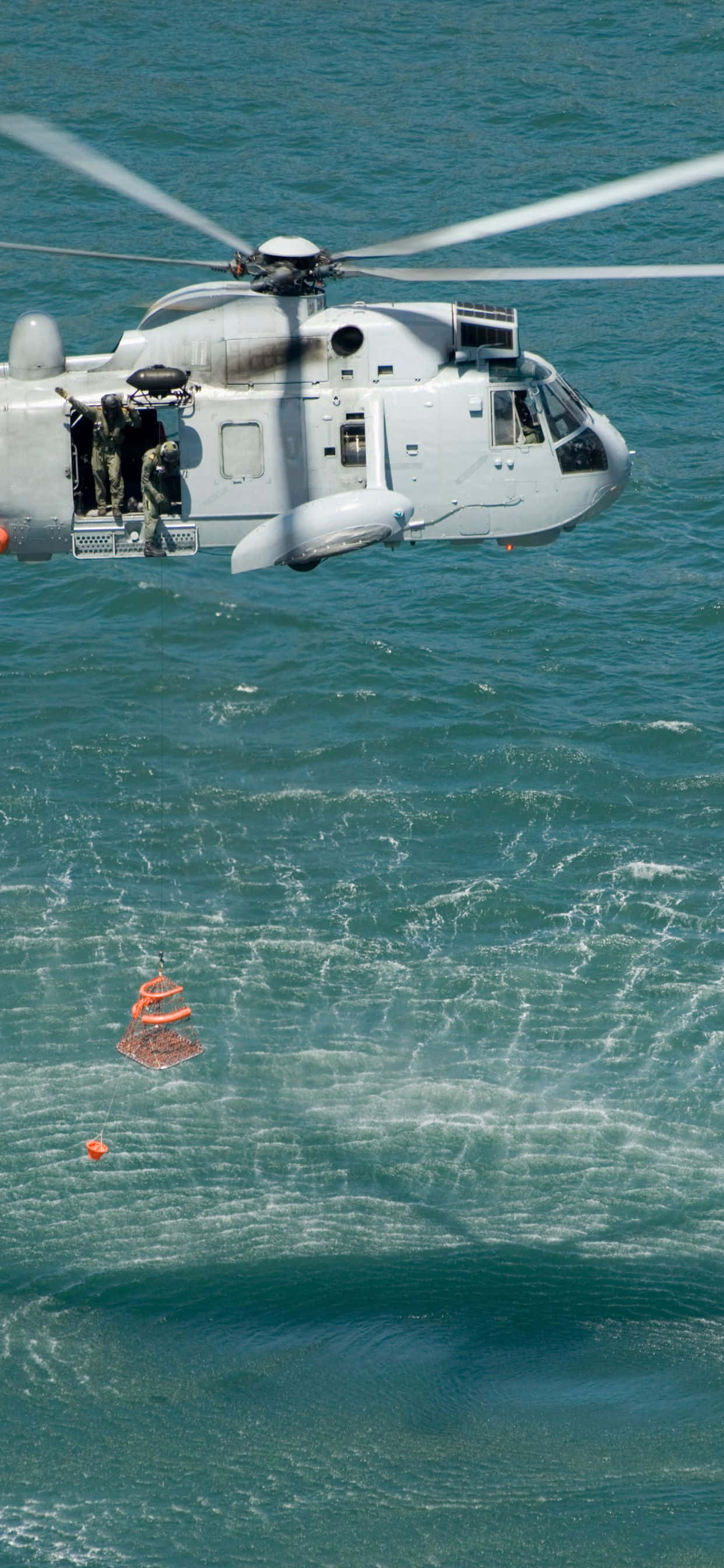 helikopta inayofuka juu ya maji Picha ya Ukuta