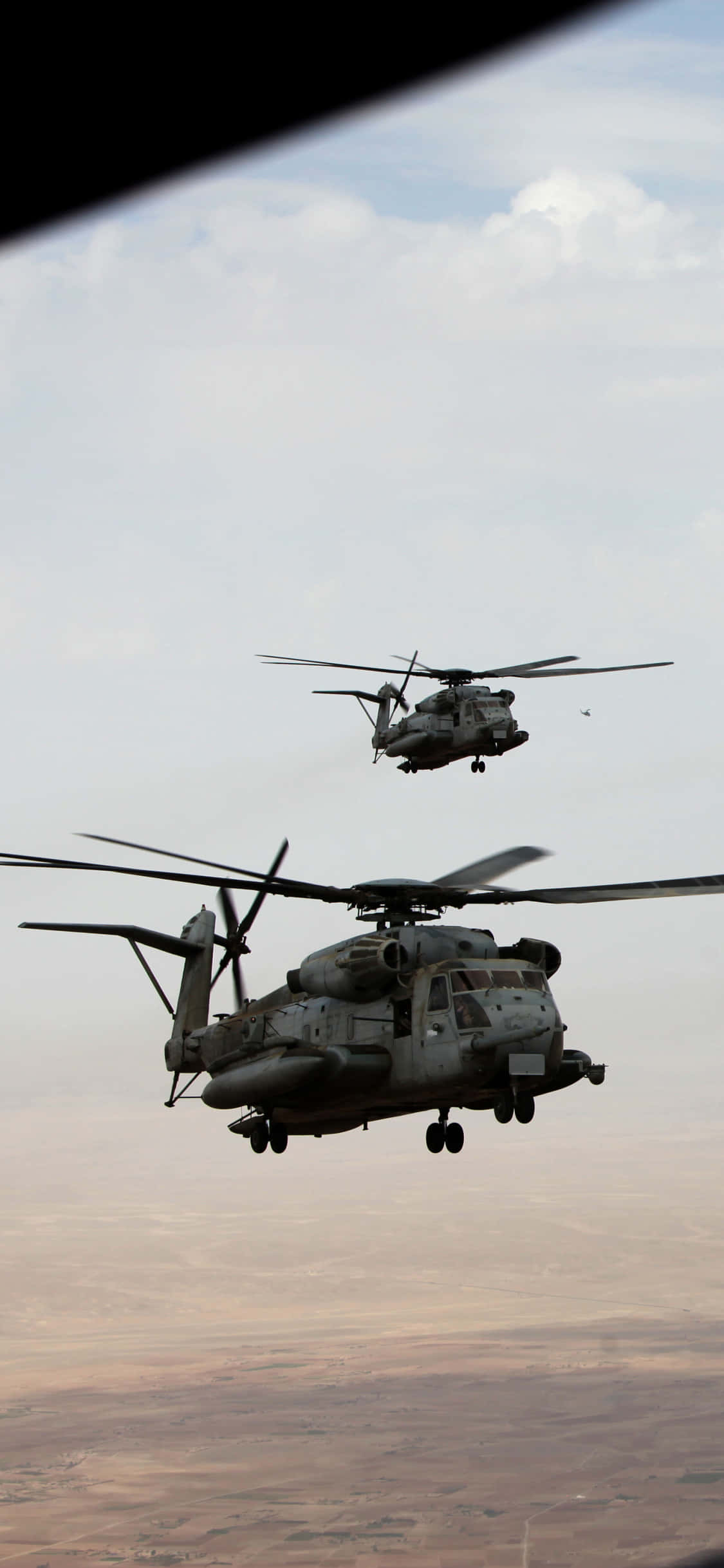helikopta mbili zinazofuka katika anga Picha ya Ukuta