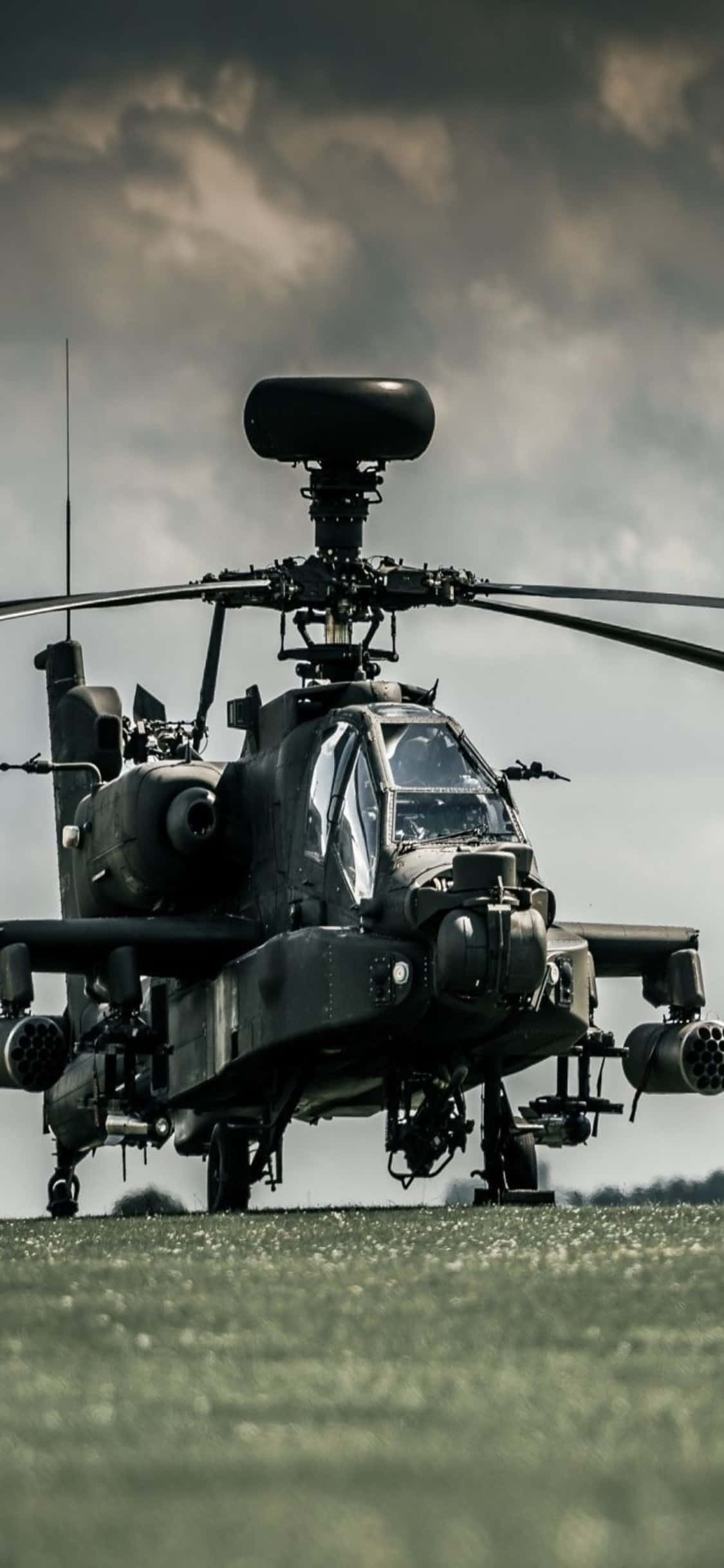 helikopta ya jeshi mweusi imefika chini Picha ya Ukuta