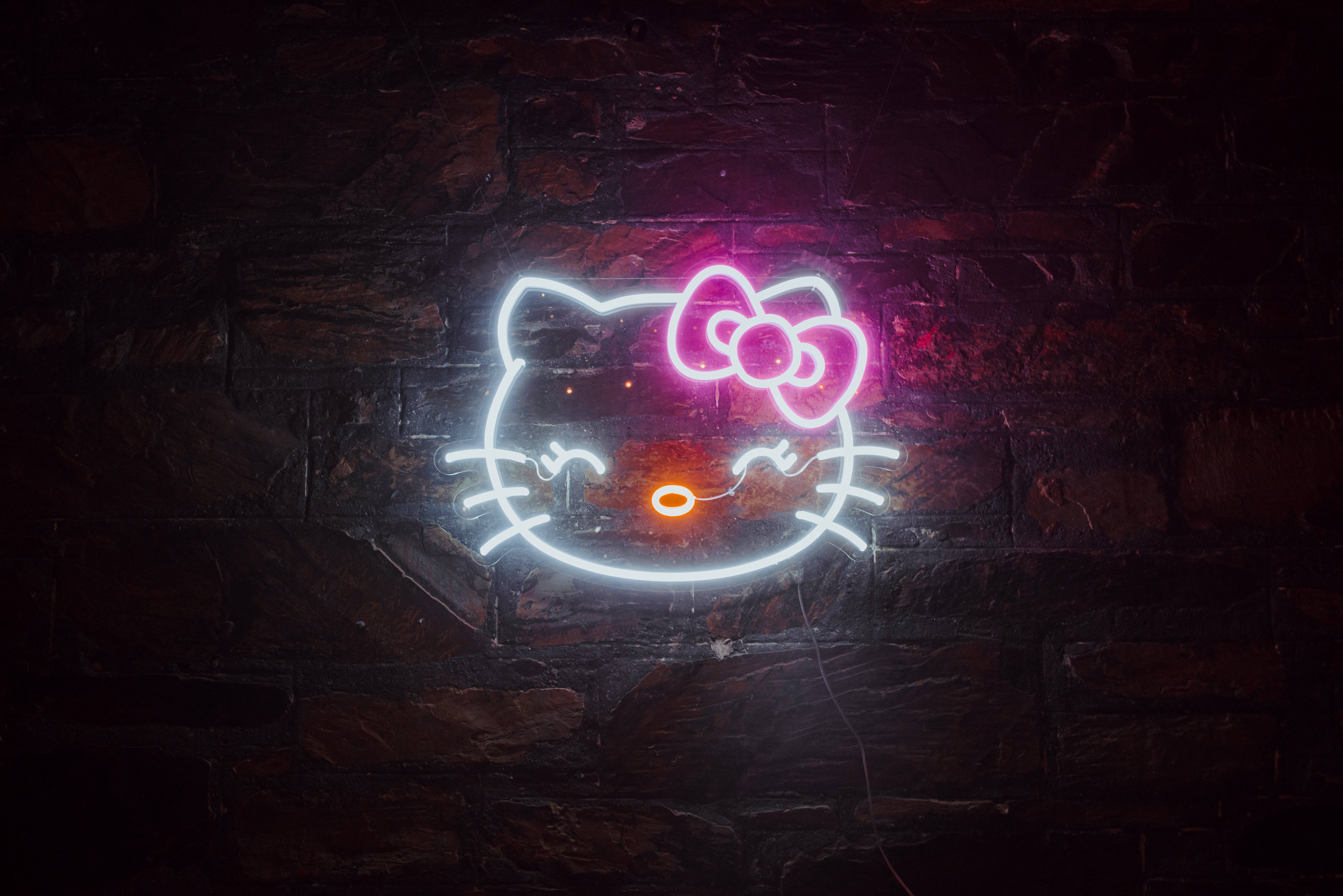 Hello Kitty Nyeusi Katika Taa za Neon Picha ya Ukuta