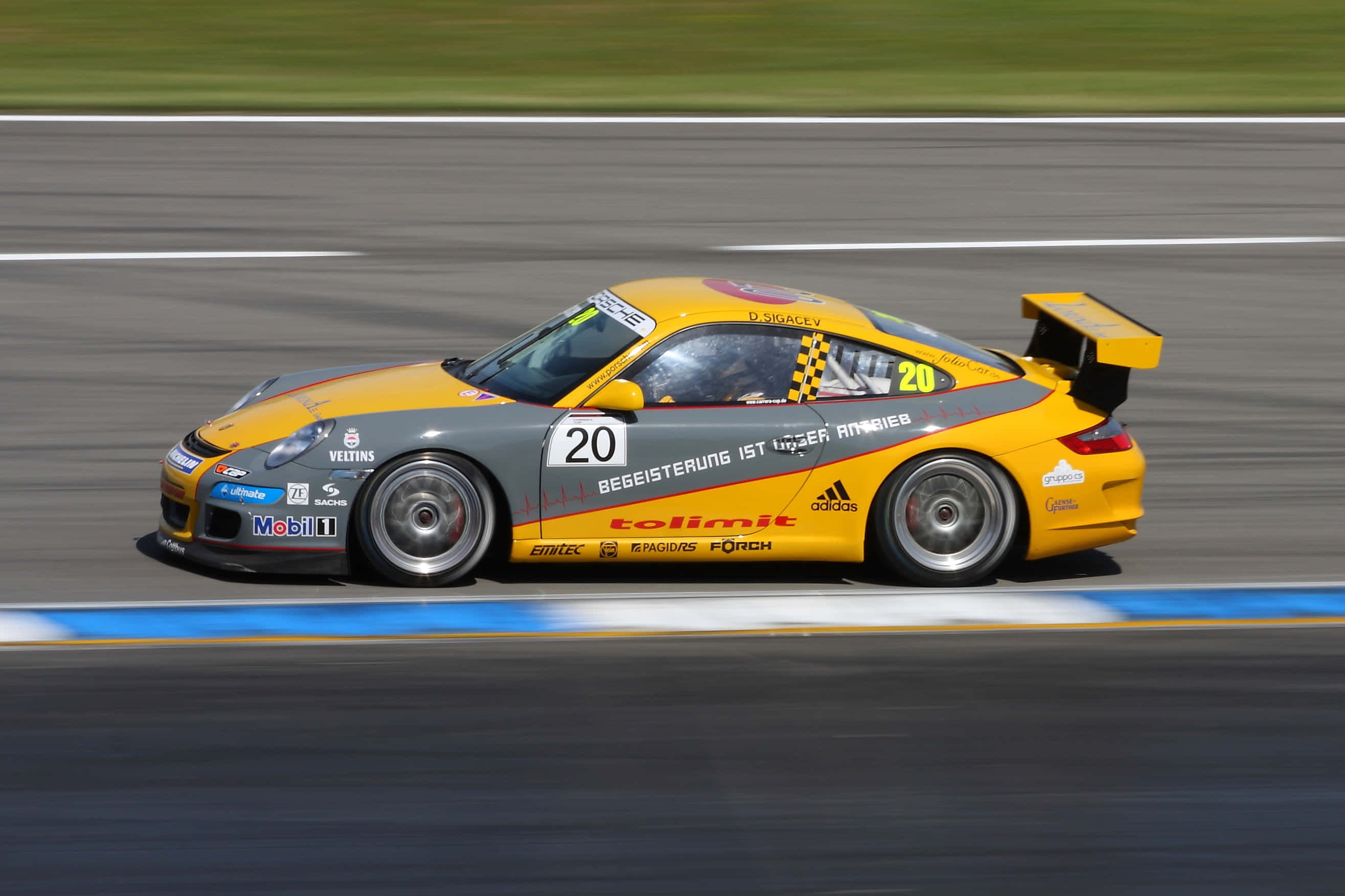 High-Speed Car Racing on a Track Picha ya Ukuta