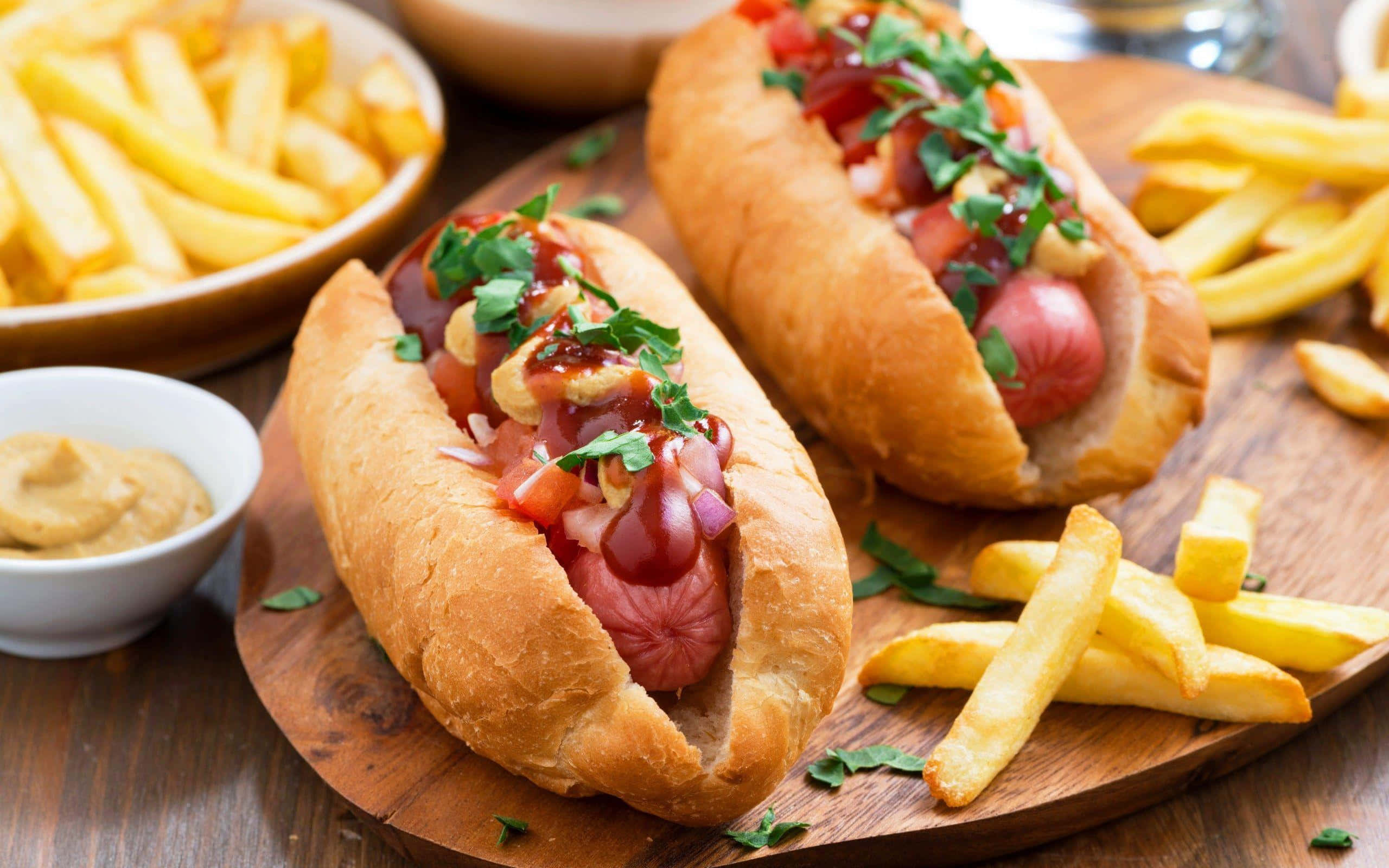 hot dog mbili kwenye mbao Picha ya Ukuta