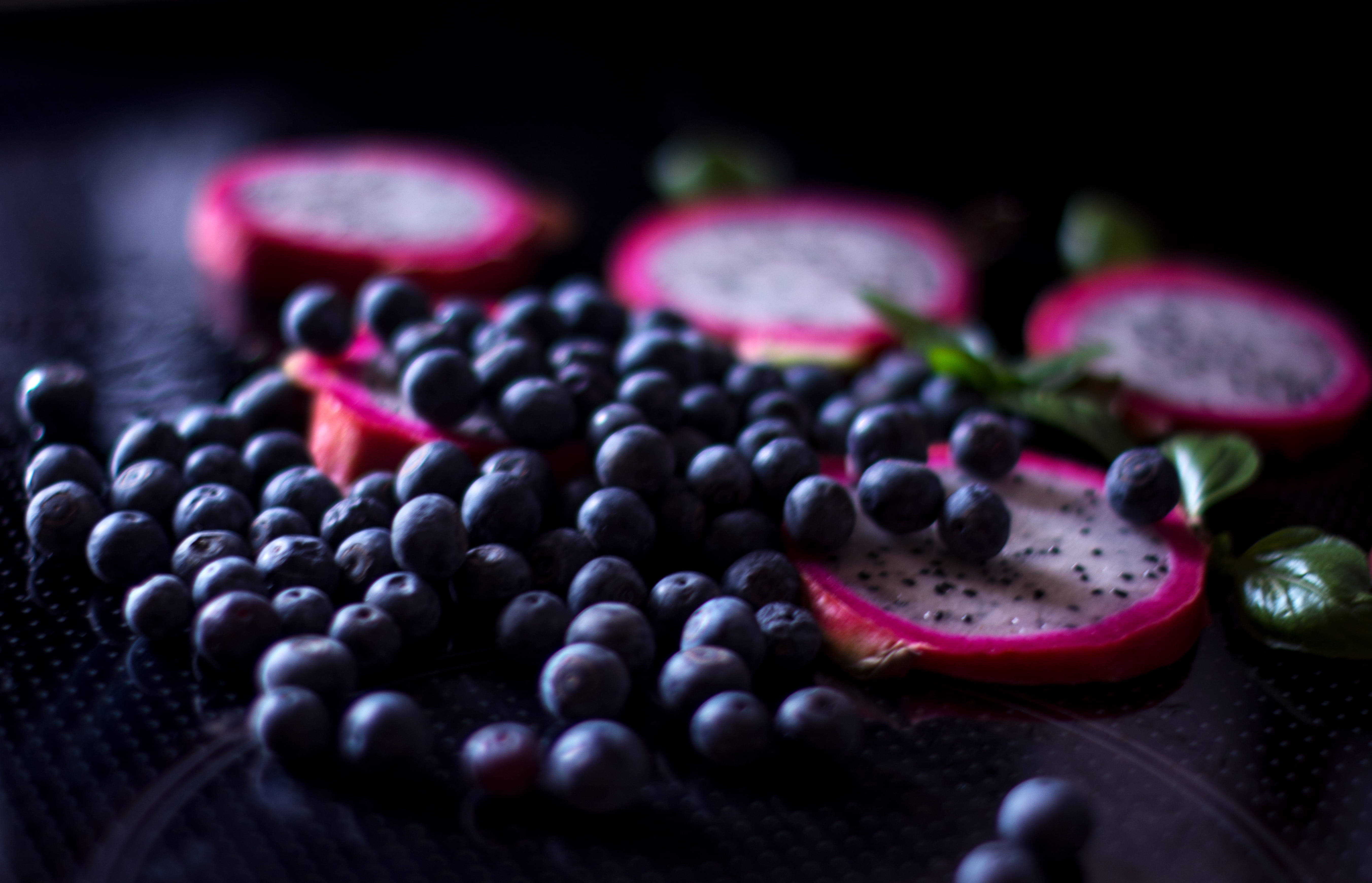 Huckleberry Tamu na Vipande vya Dragon Fruit Picha ya Ukuta