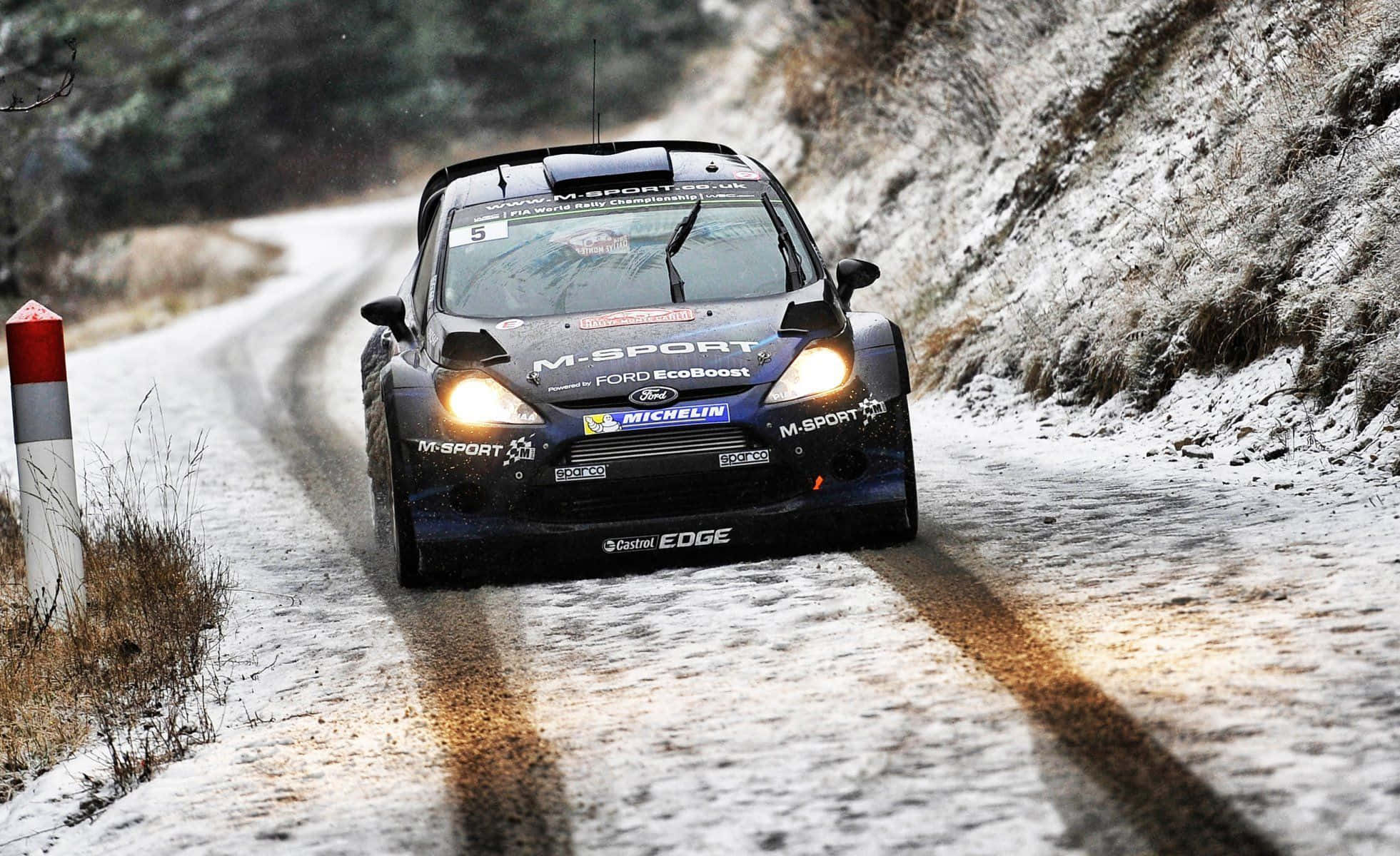 Ice Racing kwenye Siku ya Baridi Picha ya Ukuta