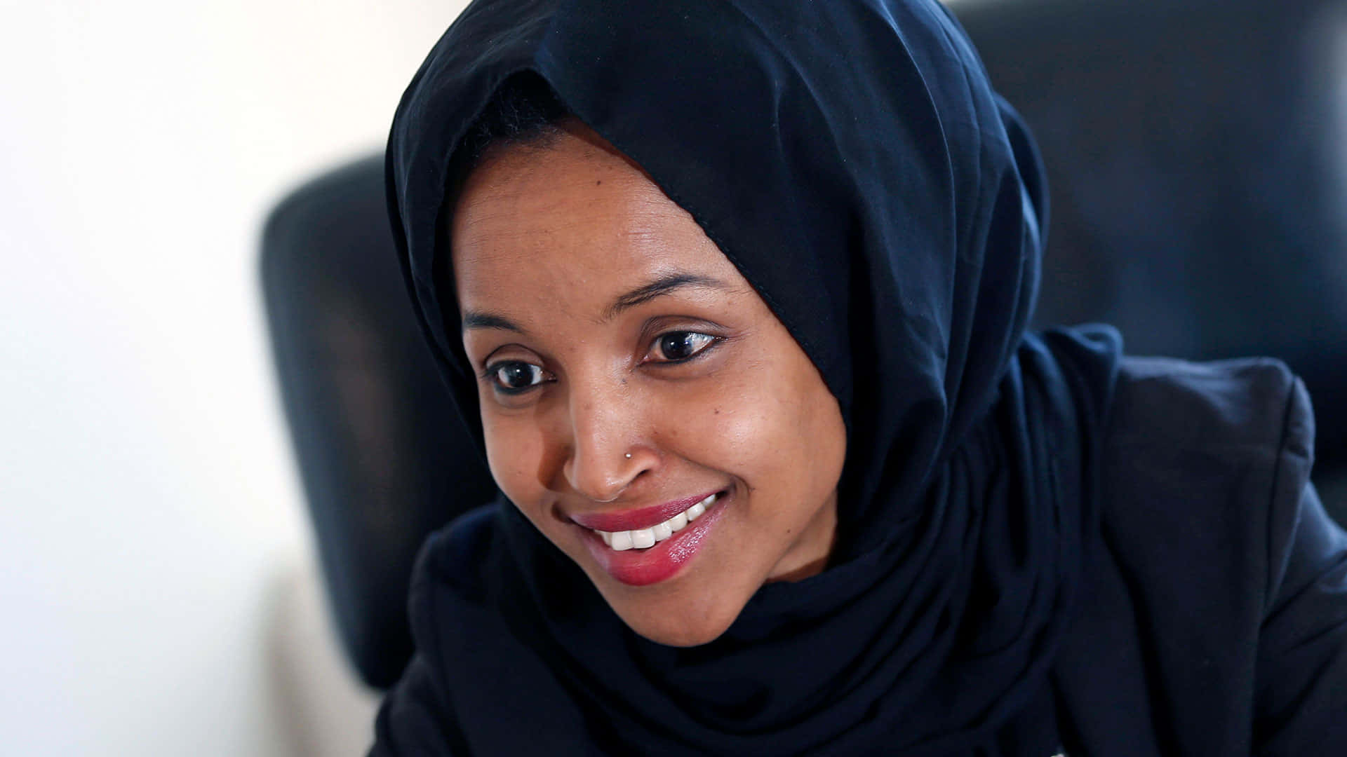 Ilhan Omar Amevaa Mavazi Yote Meusi Picha ya Ukuta