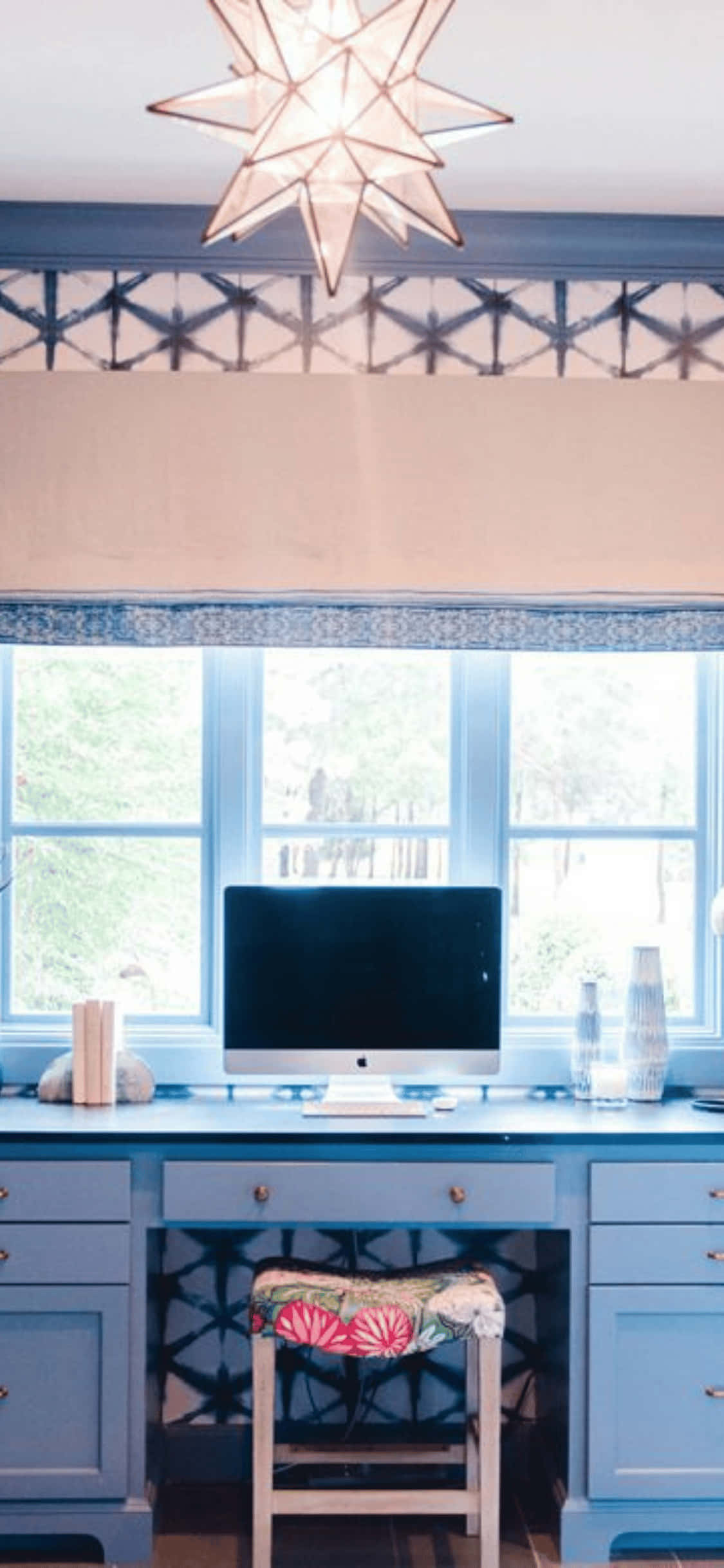 iMac Juu ya Meza ya Bluu iPhone X Background ya Ofisi Picha ya Ukuta