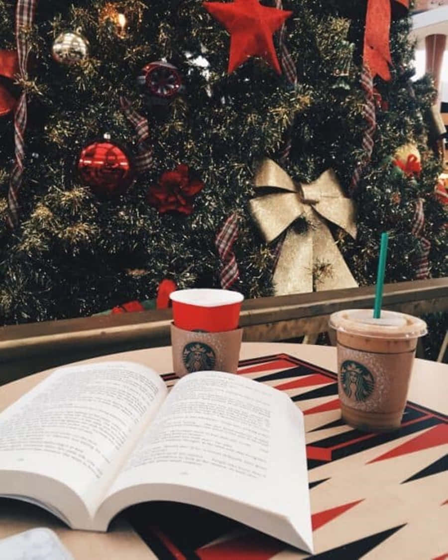 Ingia katika mwanga wa sikukuu na hii Aesthetic ya Krismasi yenye starehe Picha ya Ukuta