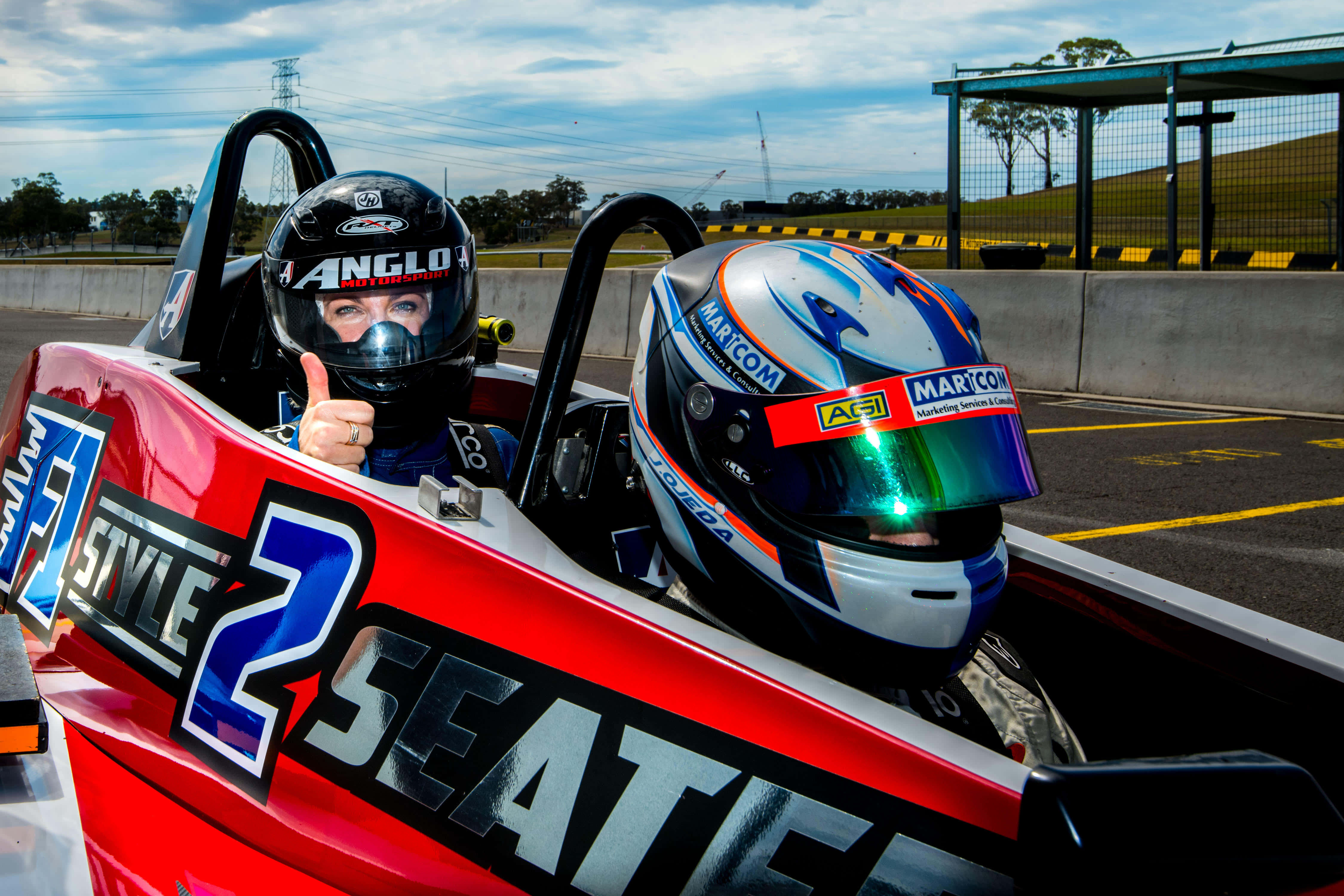 Intense High-Speed Car Racing Action Picha ya Ukuta
